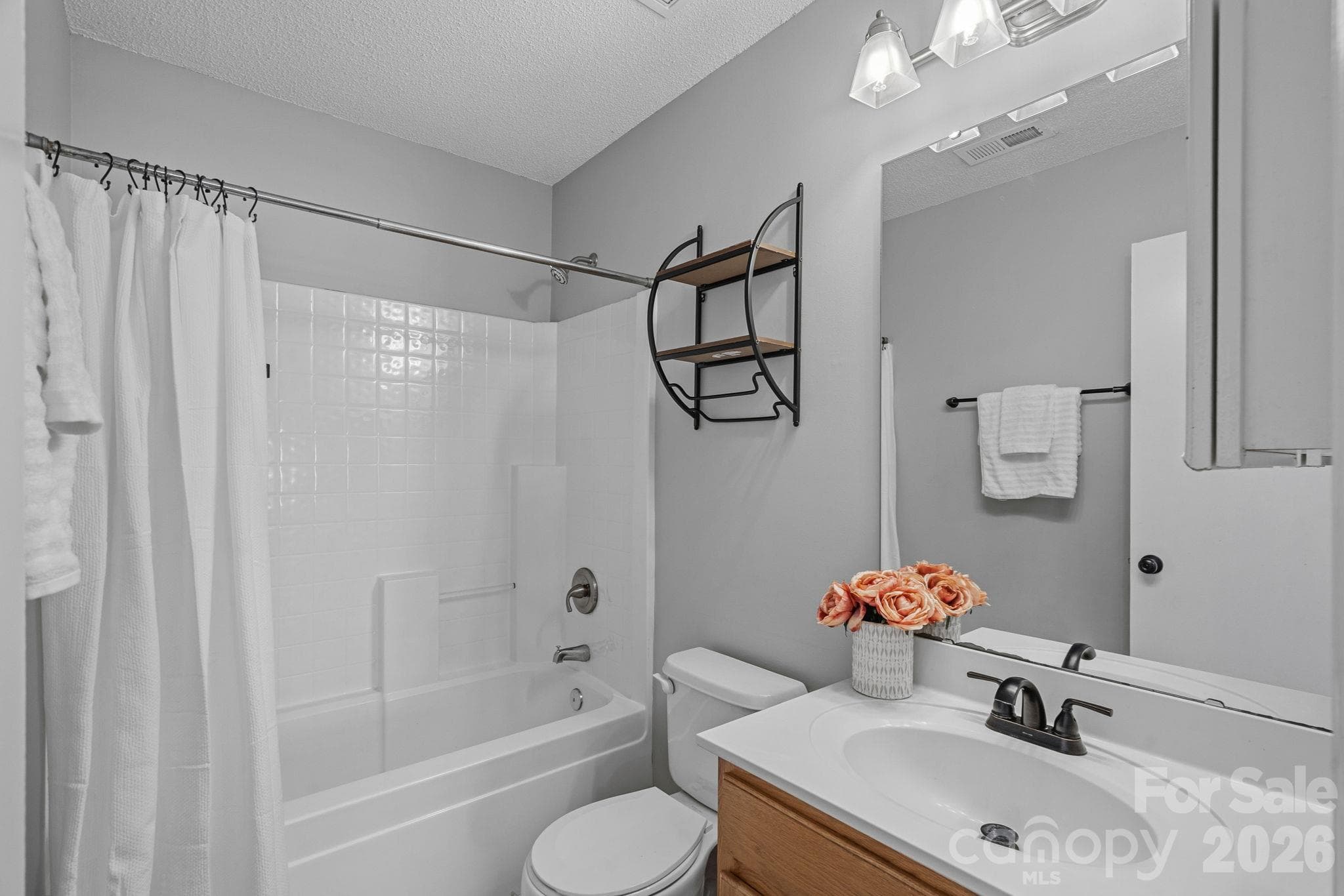 Full bathroom upstairs - 130 Camforth Drive, Mooresville