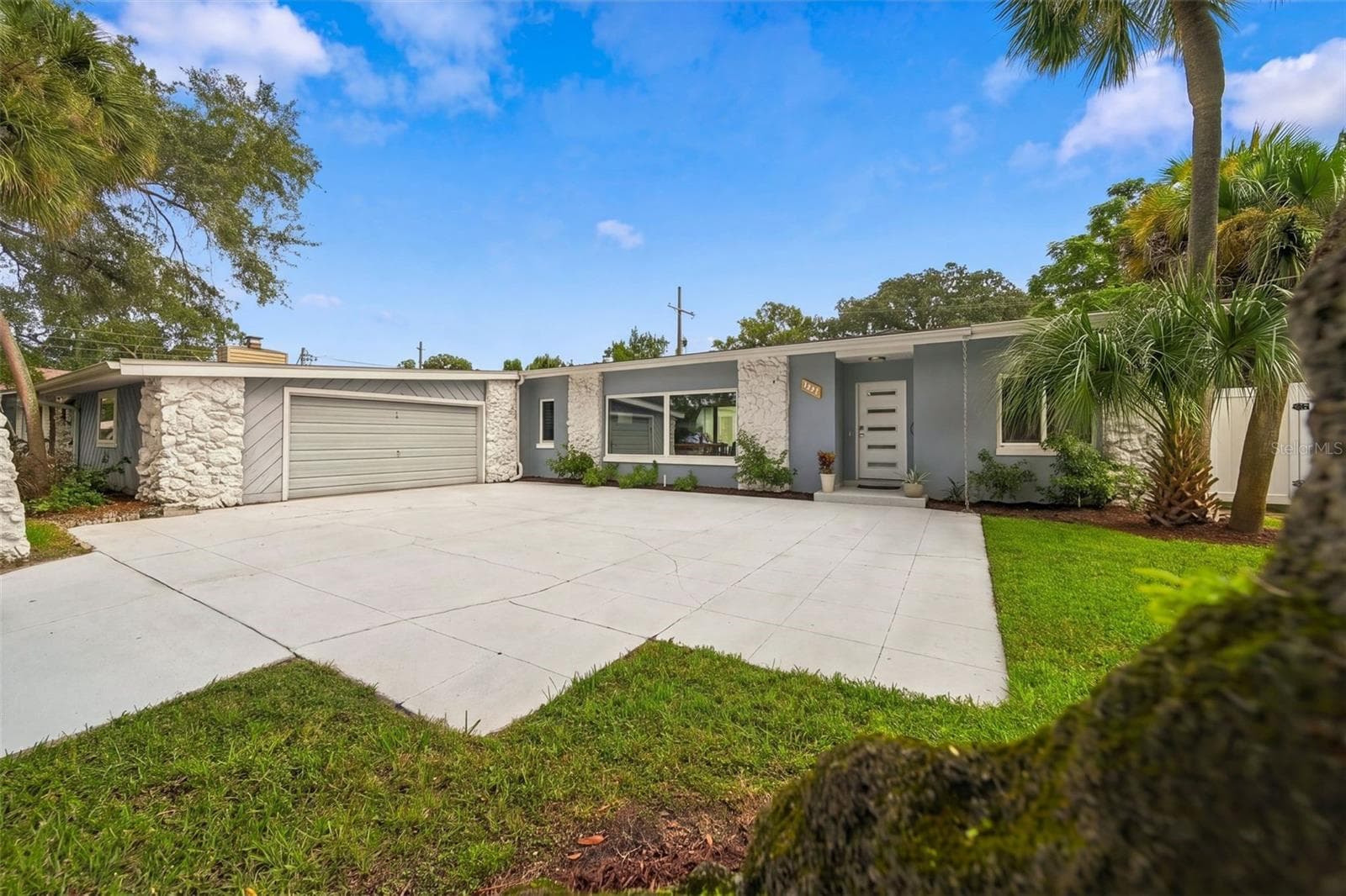 1221 SILVERSTONE AVE