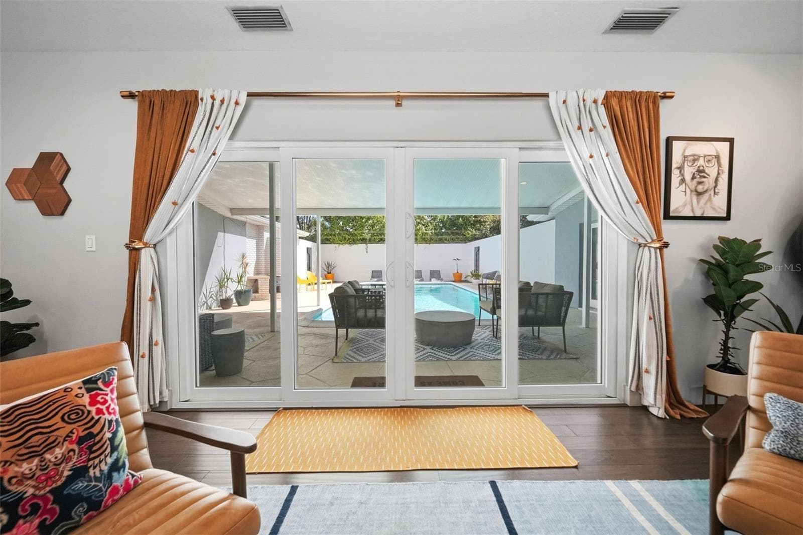 Sliders lead from the living room to the courtyard and pool - 1221 SILVERSTONE AVE, ORLANDO