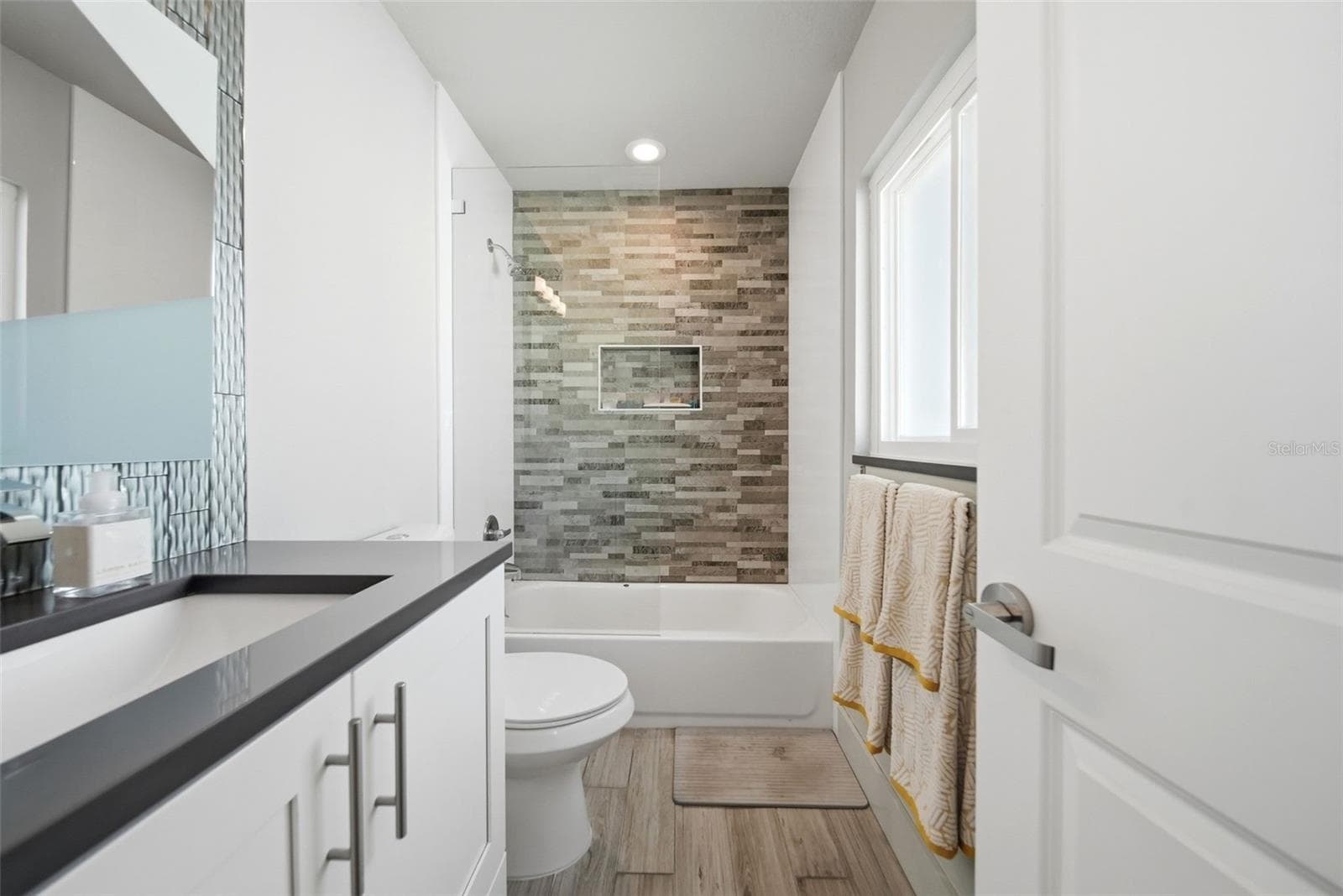 Beautifully updated primary ensuite - 1221 SILVERSTONE AVE, ORLANDO