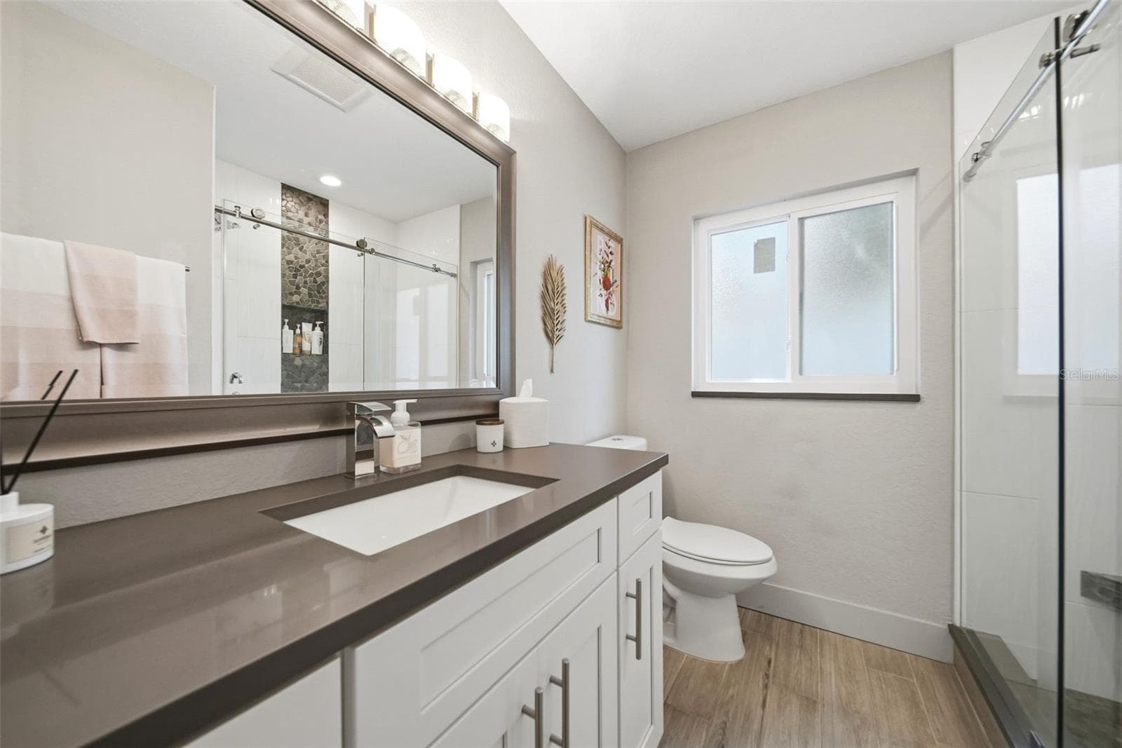Updated secondary bathroom - 1221 SILVERSTONE AVE, ORLANDO