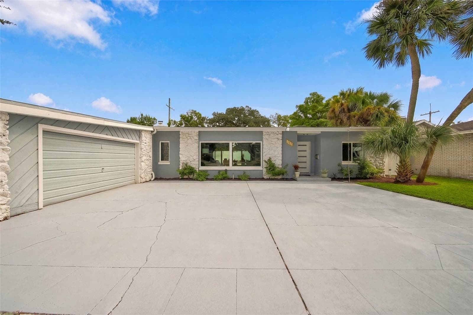 Oversized driveway provides plenty of parking - 1221 SILVERSTONE AVE, ORLANDO