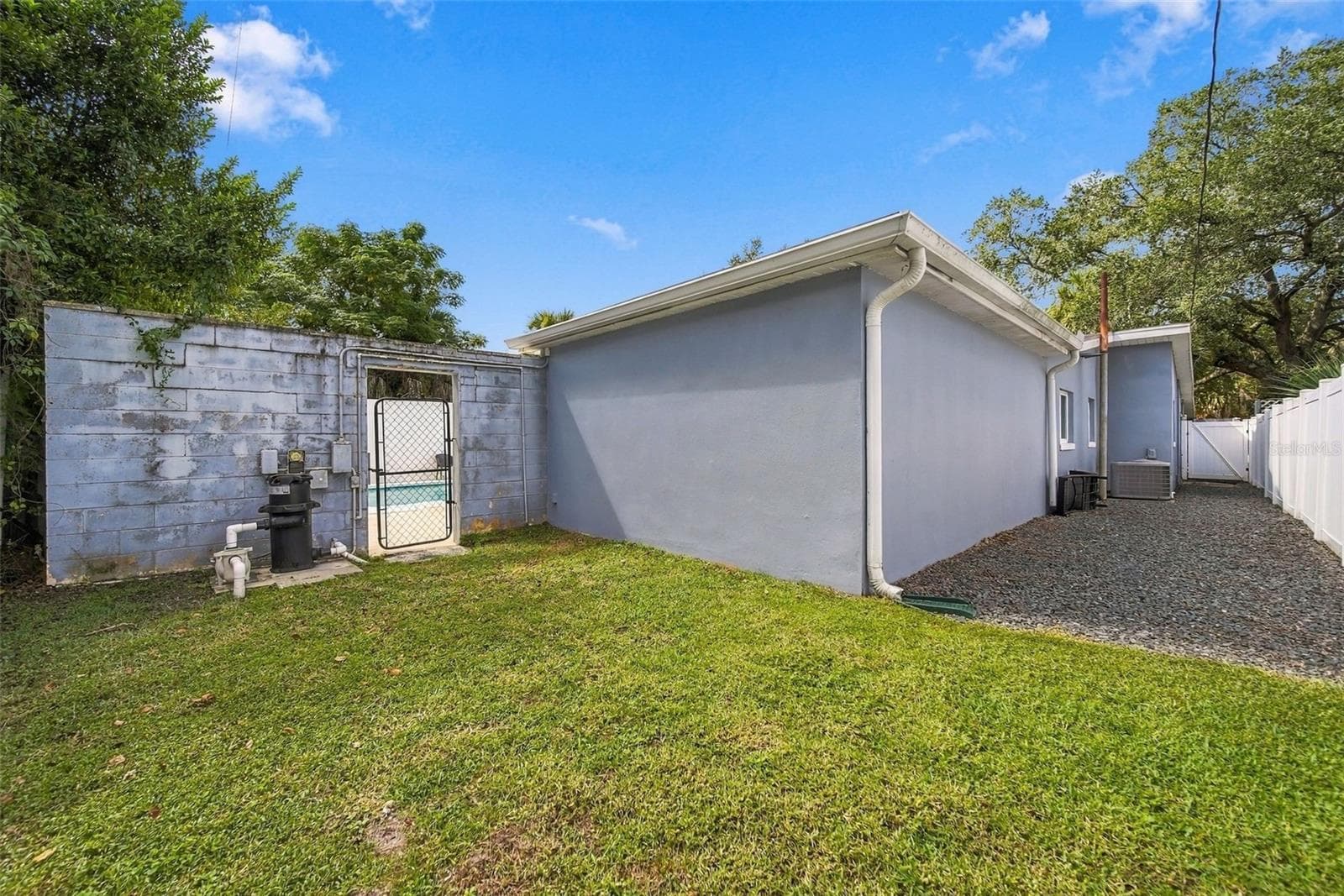The yard extends beyond the pool area - 1221 SILVERSTONE AVE, ORLANDO