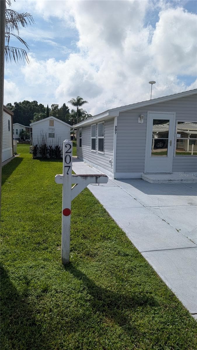 EAST SIDE VIEW - 207 CITRUS RIDGE DR, DAVENPORT