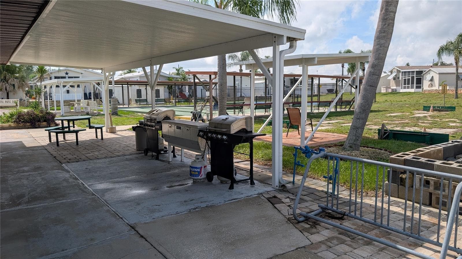 COOKOUT LOOKING OVER SHUFFLEBOARD - 207 CITRUS RIDGE DR, DAVENPORT