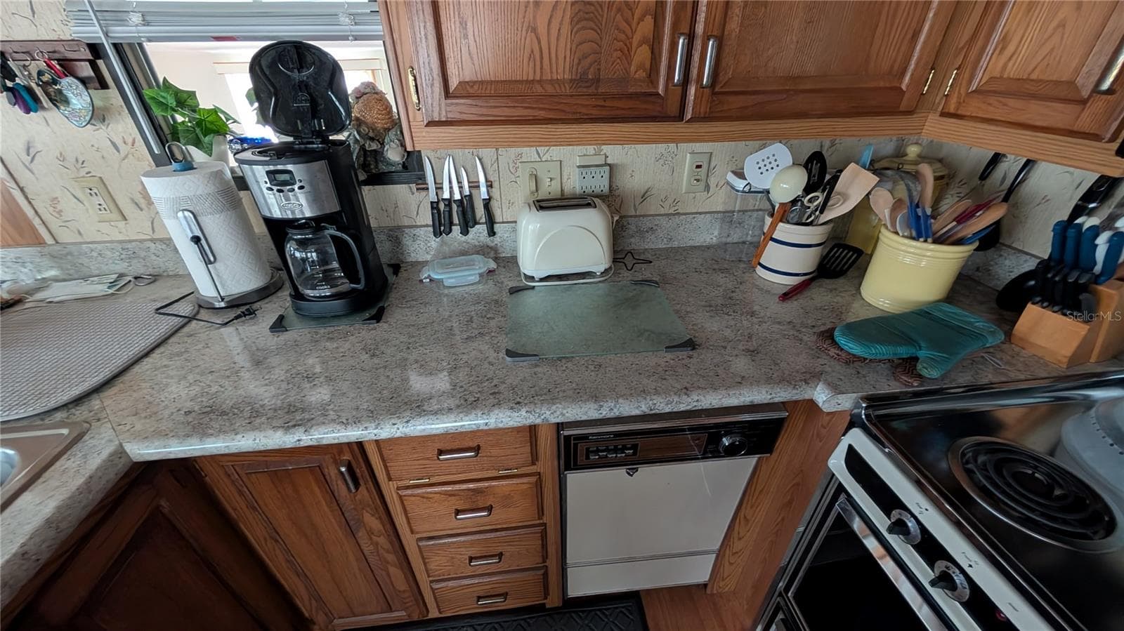 DISHWASHER, MICROWAVE, ELECTRIC RANGE - 207 CITRUS RIDGE DR, DAVENPORT
