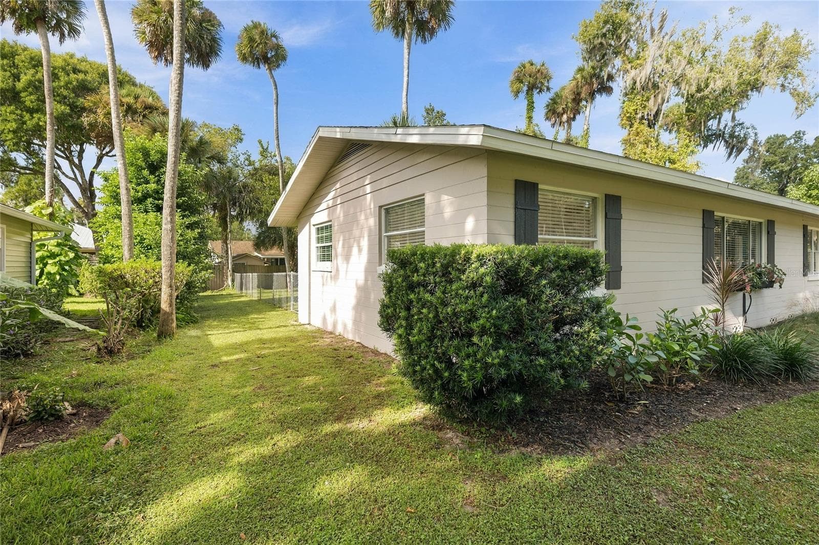 left side yard, lots of access to backyard - 556 OLIVER DR, NEW SMYRNA BEACH