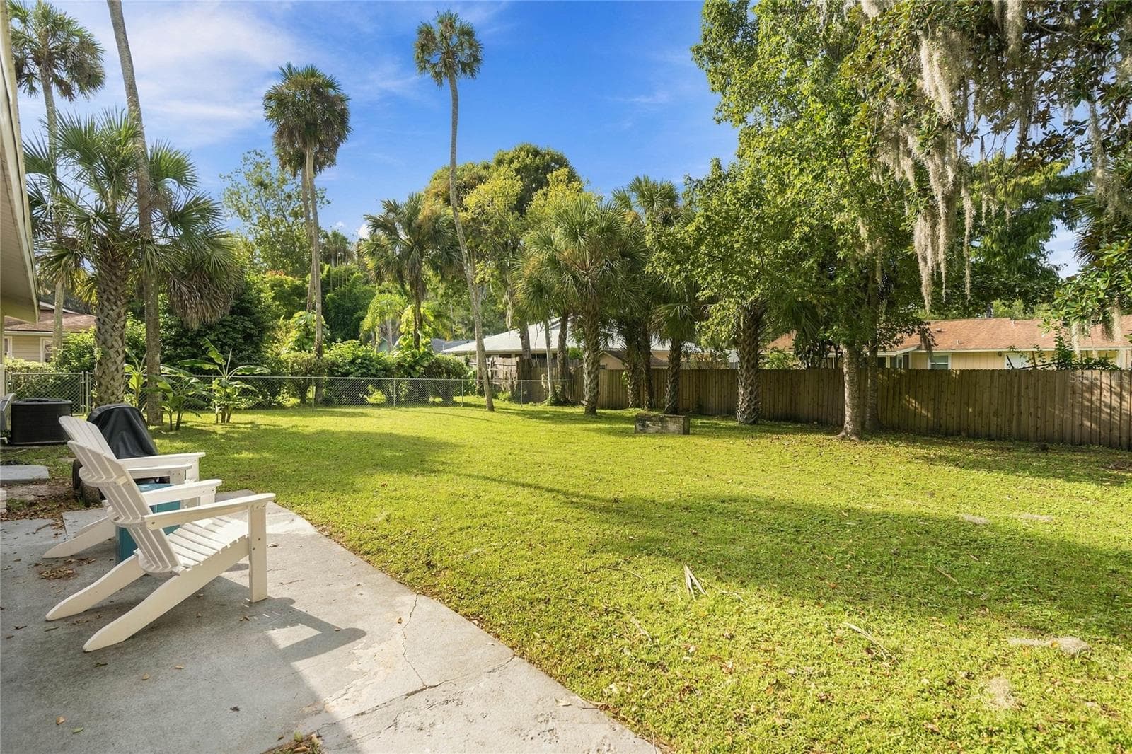 backyard patio and huge yard - 556 OLIVER DR, NEW SMYRNA BEACH