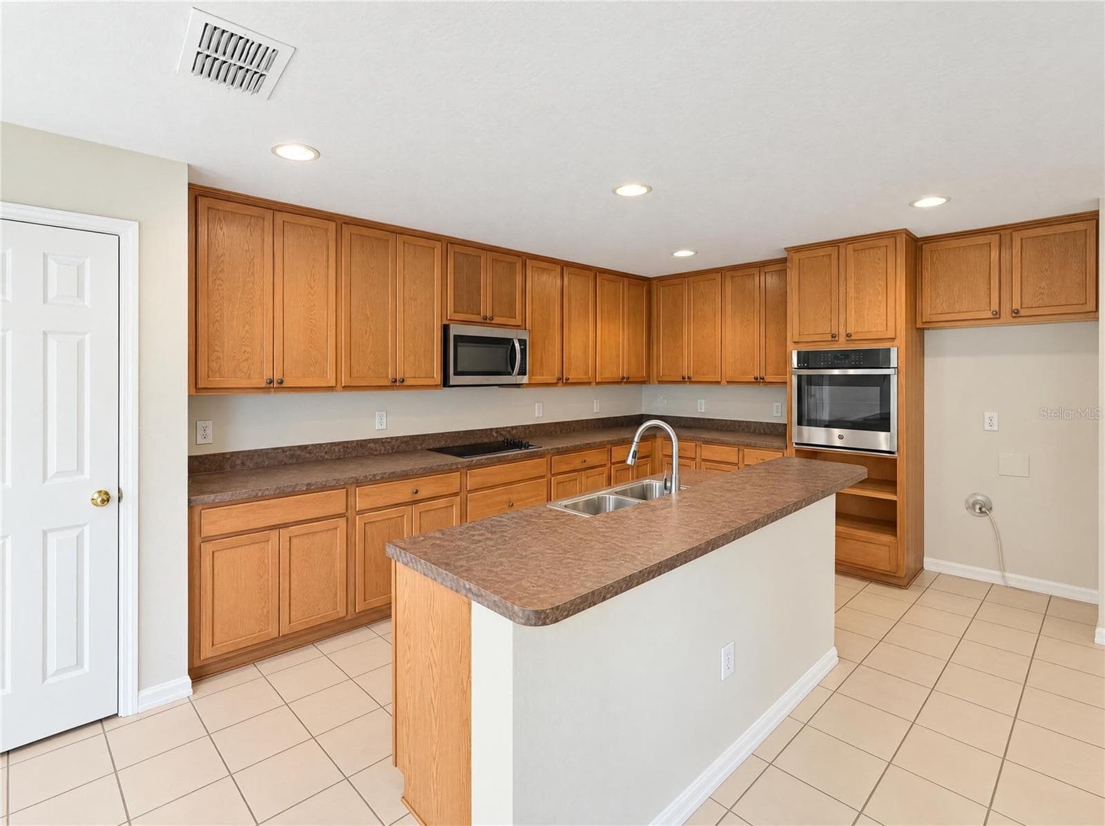 Single Family Residence at 2474 MALLOW OAK CT, APOPKA, photo 2 of 24