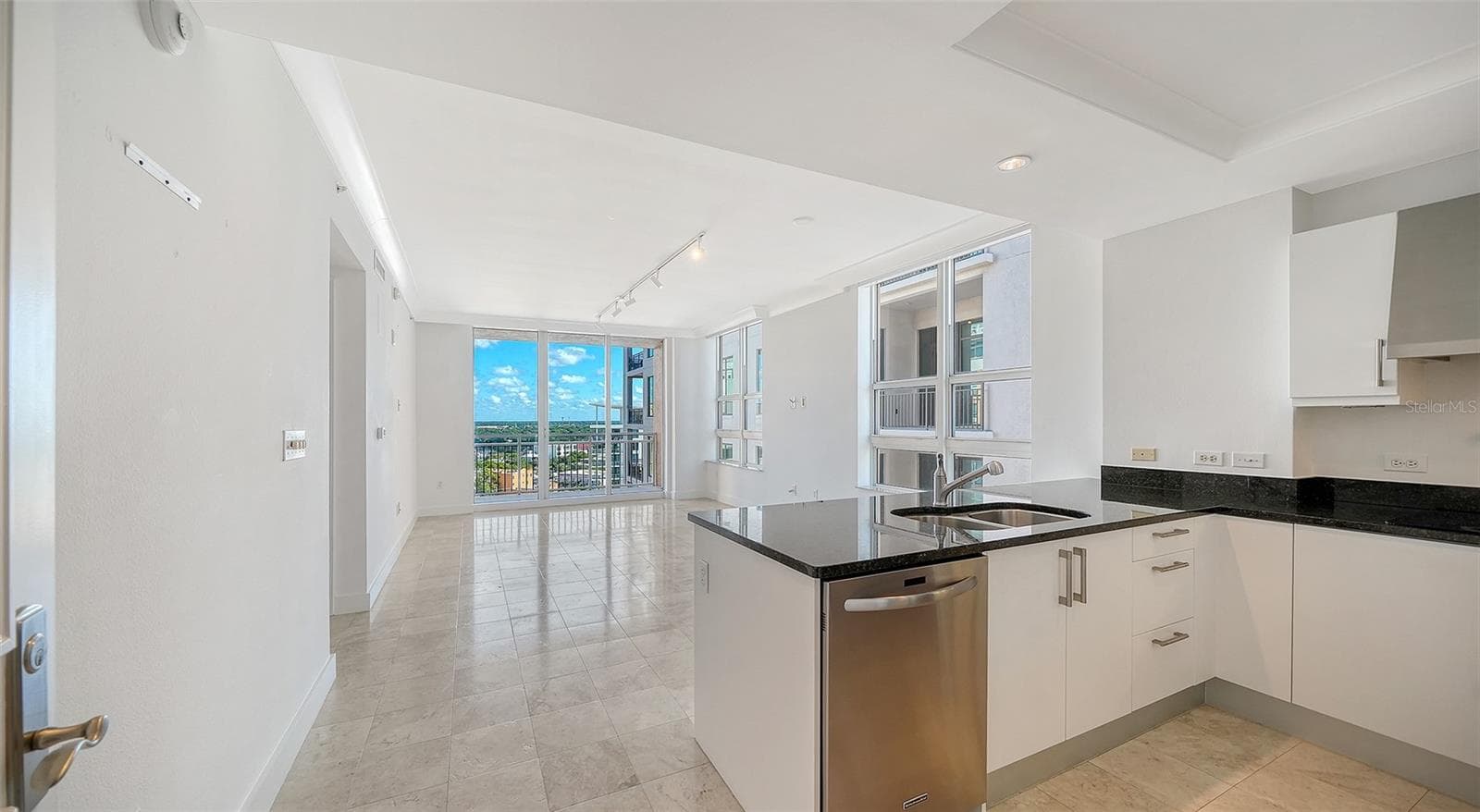 Condominium at 1350 MAIN ST #1409, SARASOTA, photo 4 of 35