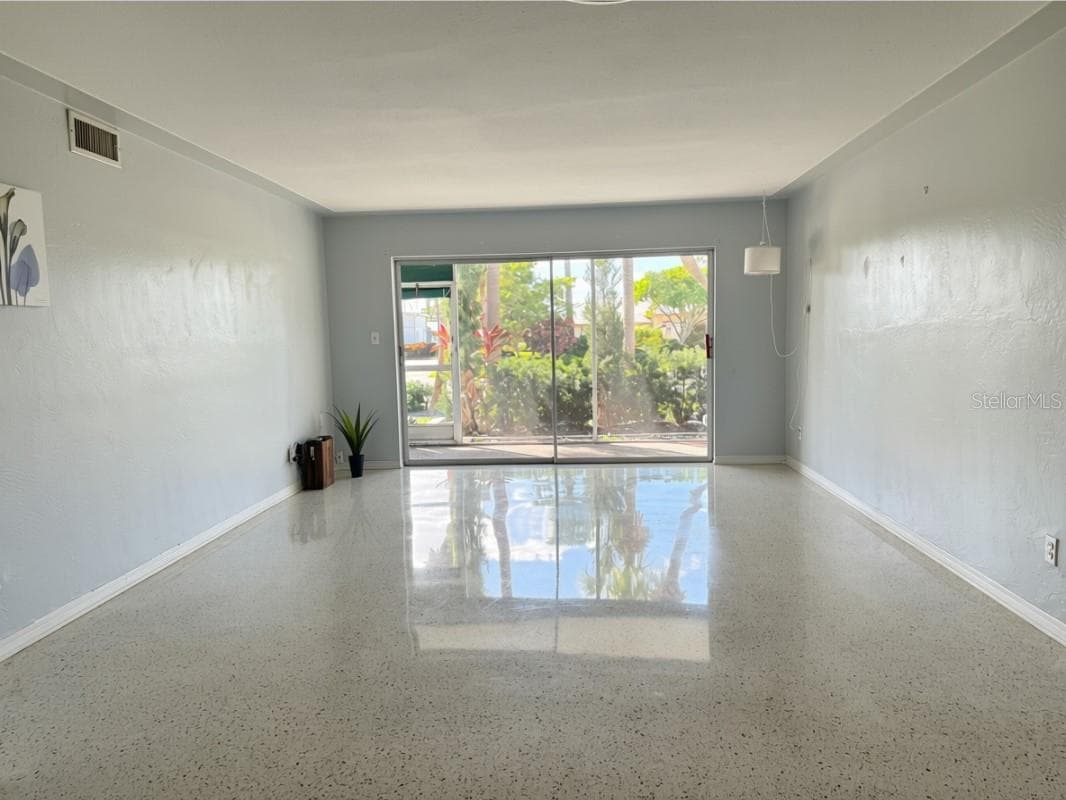 Living - 4300 37TH ST S #2, ST PETERSBURG