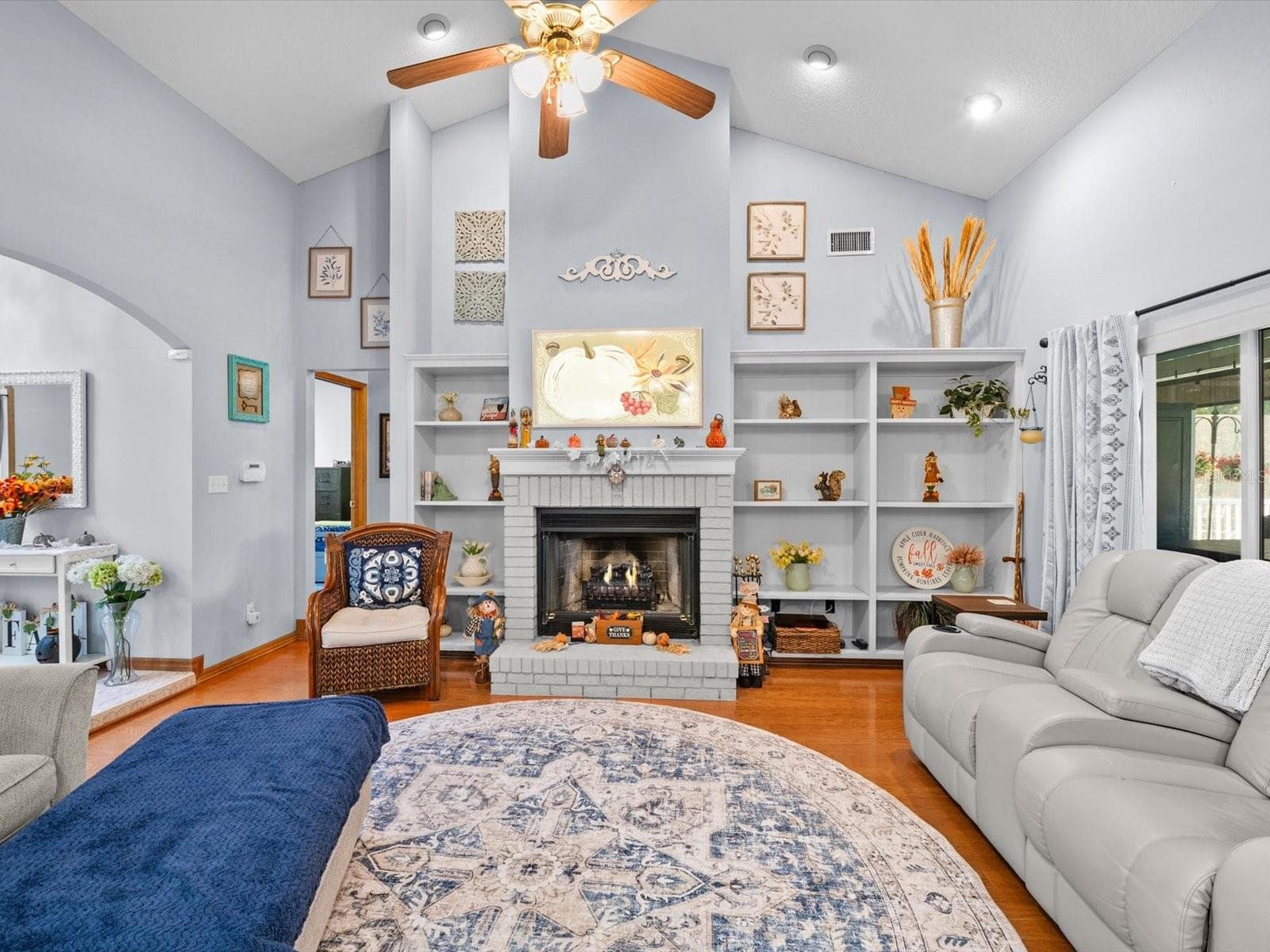living room - 9073 MADRID RD, WEEKI WACHEE