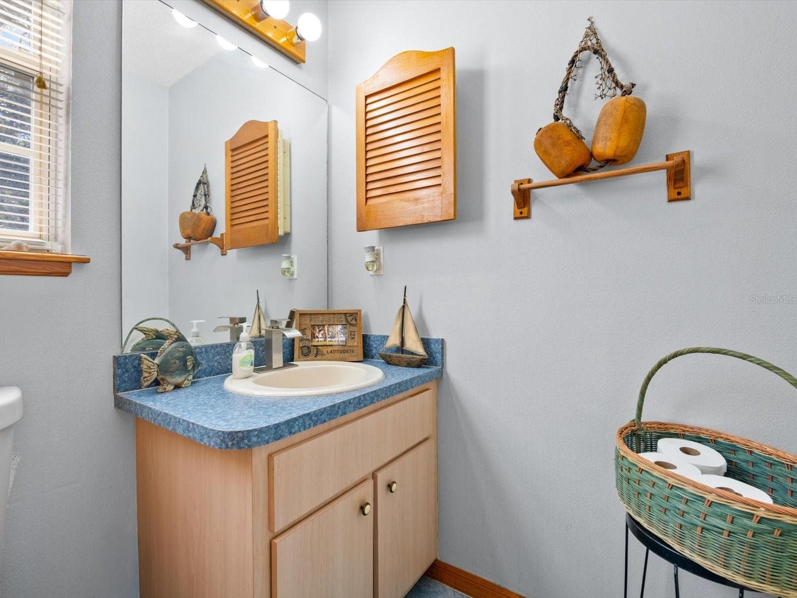 1/2 pool bathroom on back porch - 9073 MADRID RD, WEEKI WACHEE