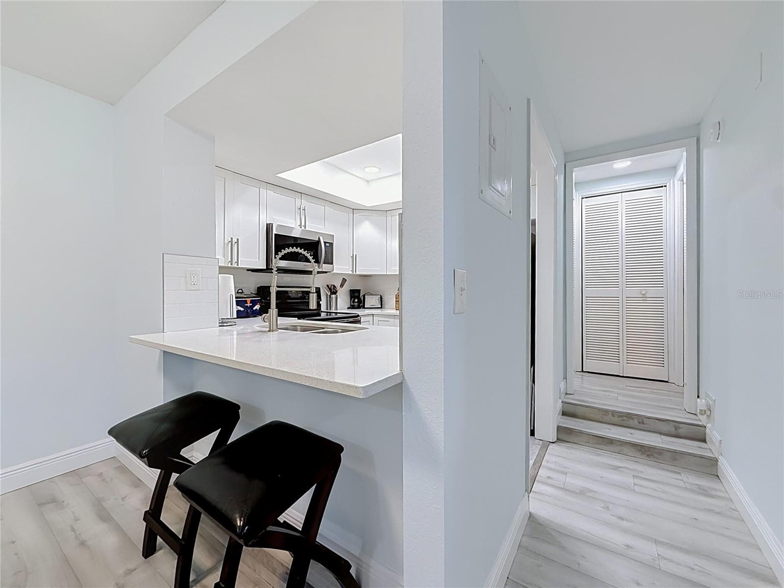 Dining Area into Kitchen - 4405 W FAIR OAKS AVE #19, TAMPA