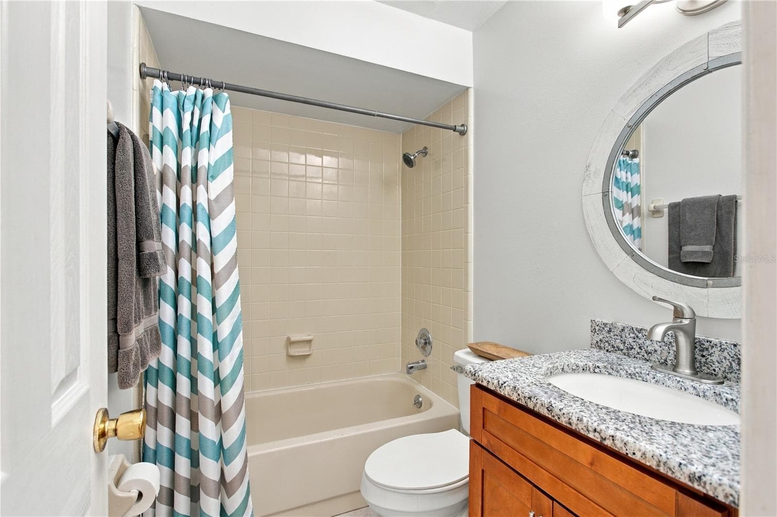Bathroom #2 with updated vanity/granite countertop and decorative mirror - 9911 LANCEWOOD ST, ORLANDO