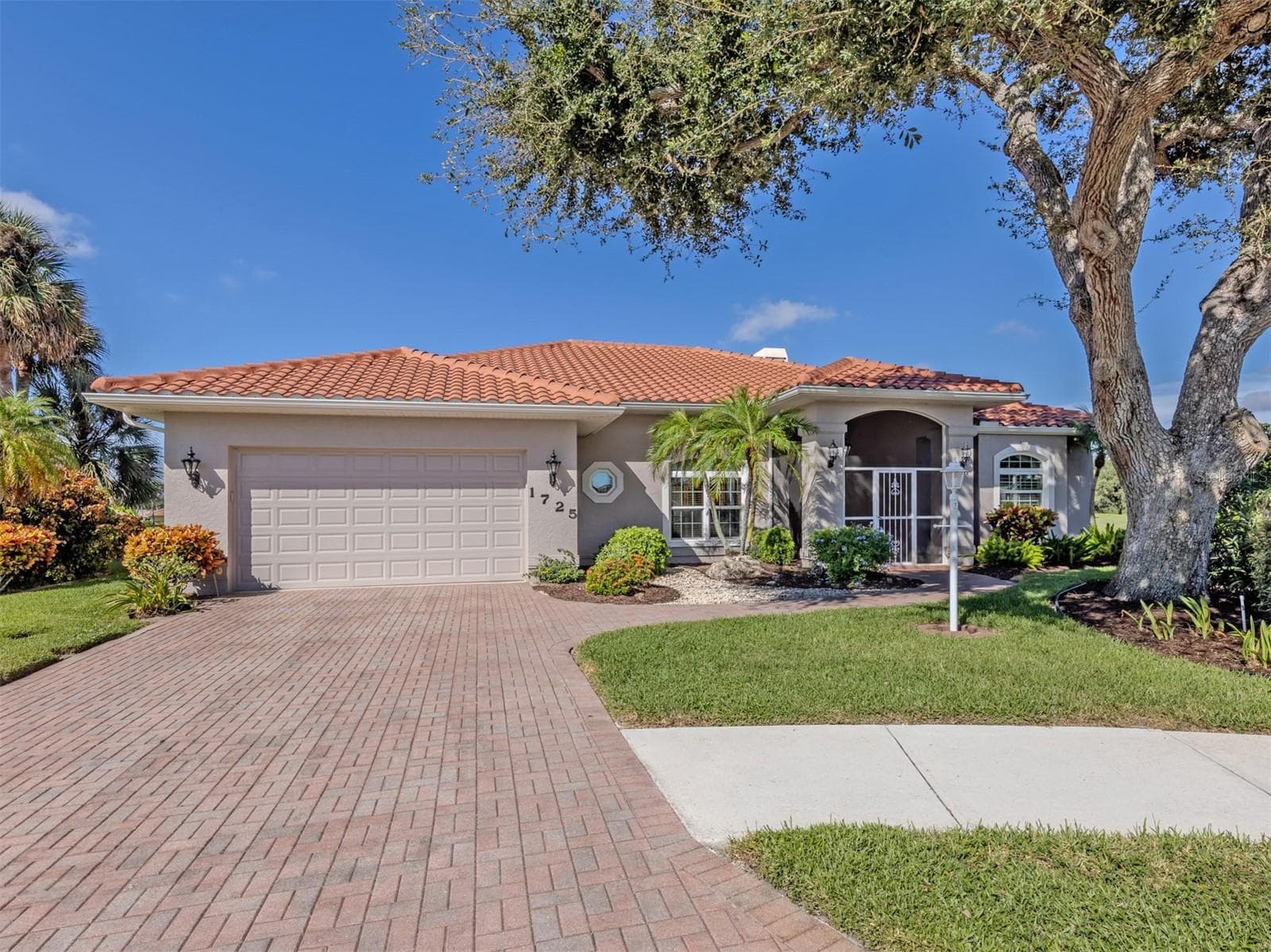 This large driveway can accommodate plenty of parking - 1725 ARDRY WAY, VENICE