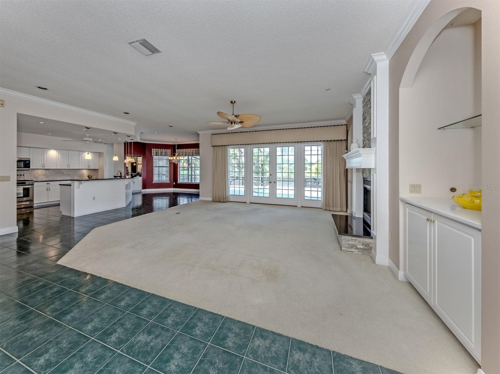 Step in side to the soaring ceilings and very bright spacious home - 1725 ARDRY WAY, VENICE