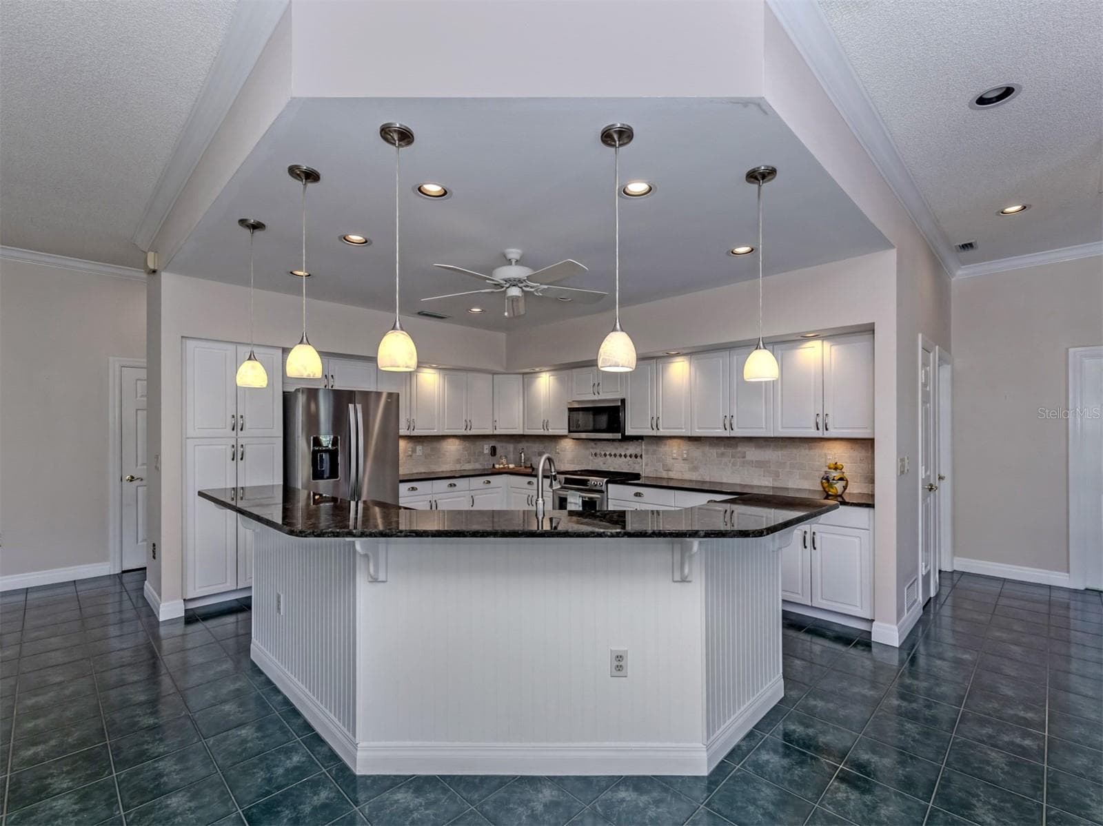 The spacious kitchen is a chef's dream - 1725 ARDRY WAY, VENICE