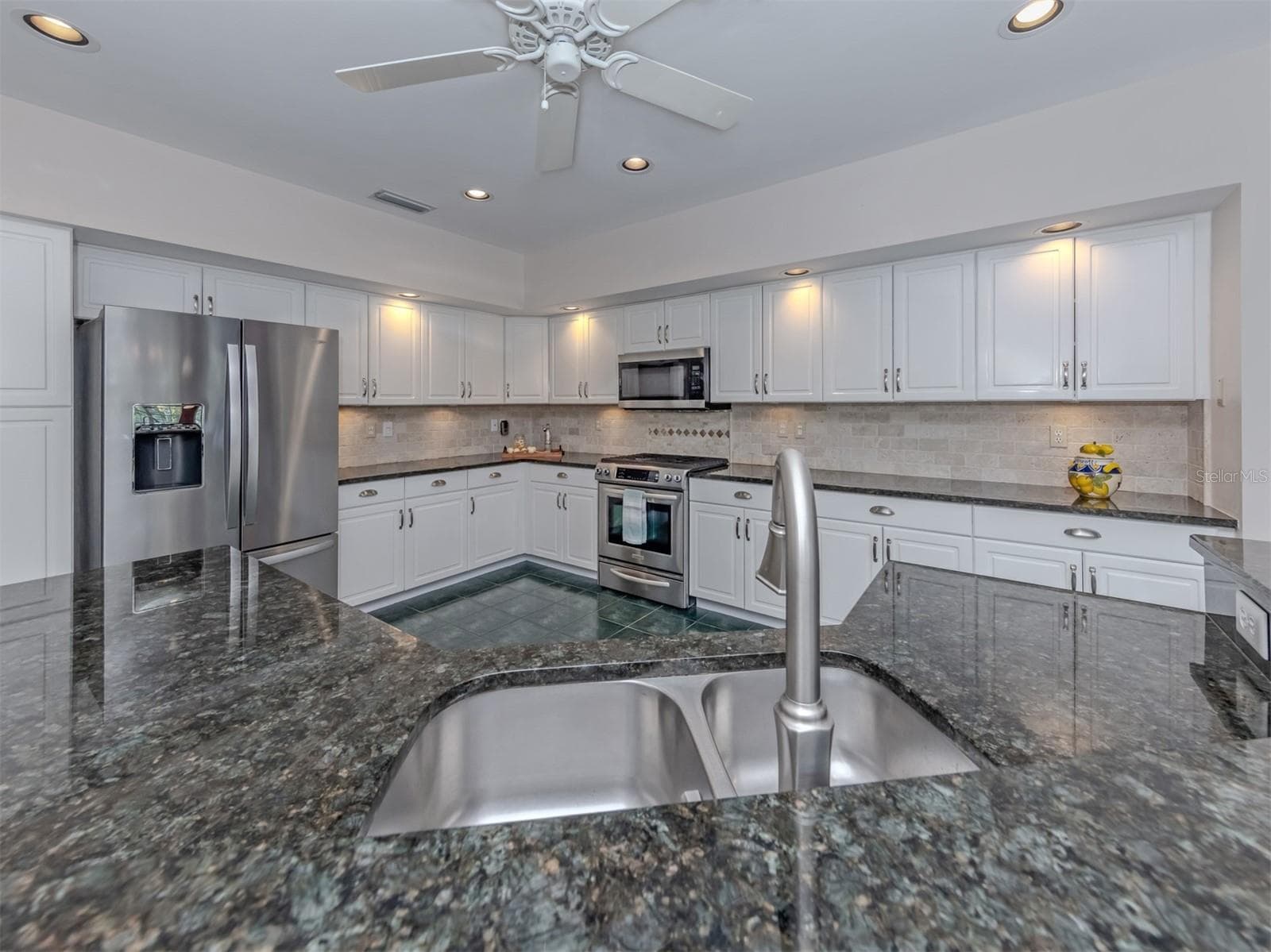 Plenty of extra space in this kitchen for storage and entertaining - 1725 ARDRY WAY, VENICE
