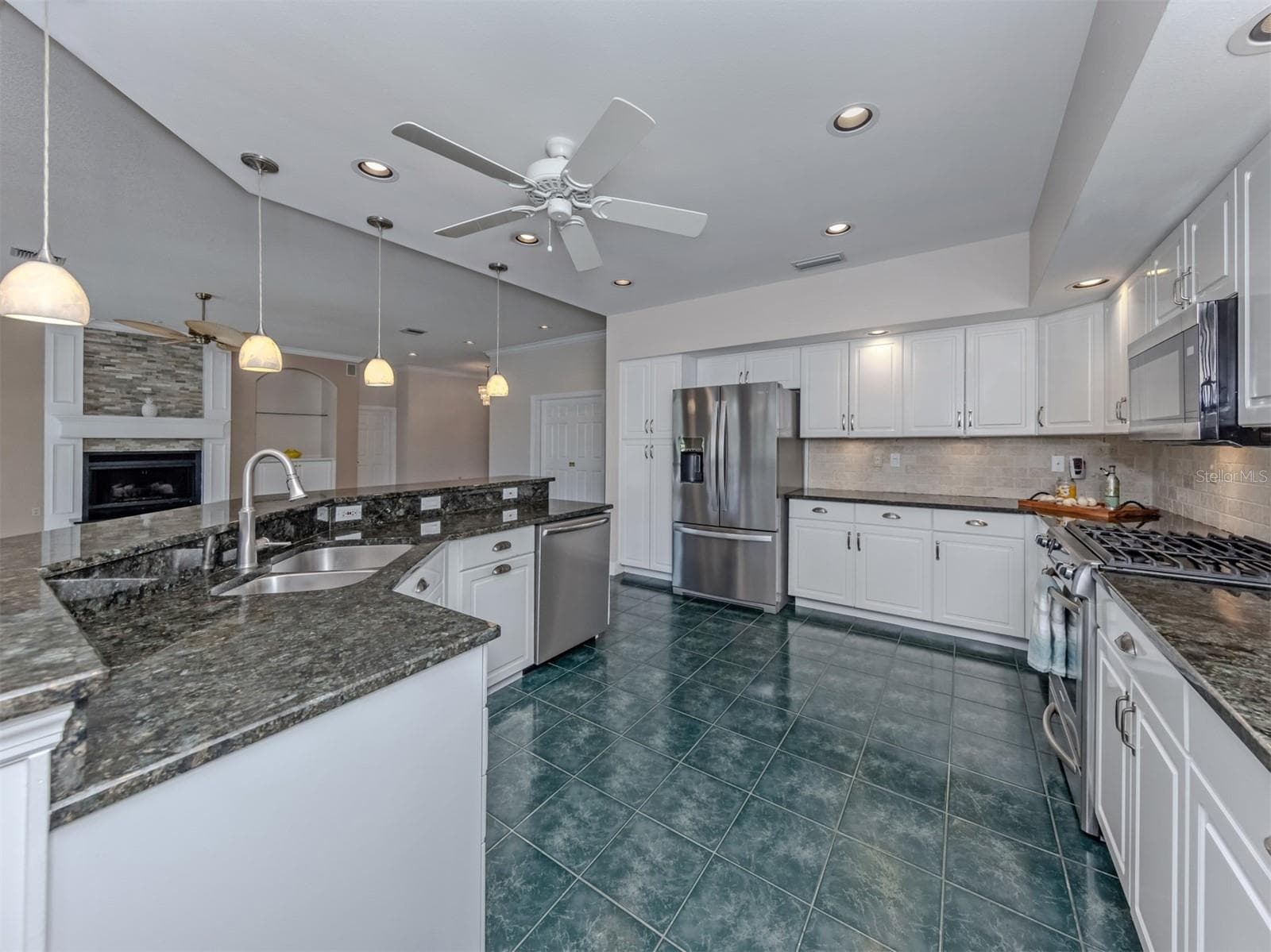 The kitchen features Granite countertops, under counter lighting, gas stove top with electric oven and stainless appliances. - 1725 ARDRY WAY, VENICE