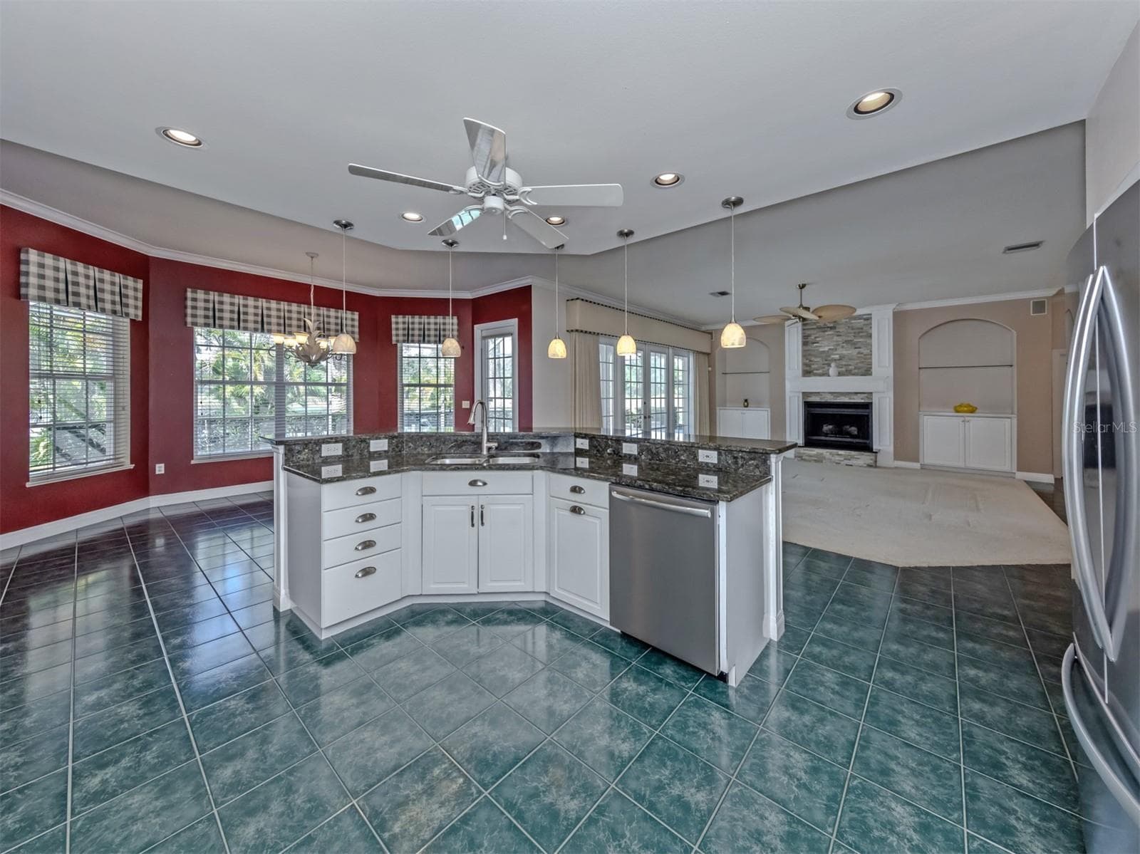 The large breakfast bar over looks the formal dining space and great room, making service and entertaining a joy. - 1725 ARDRY WAY, VENICE