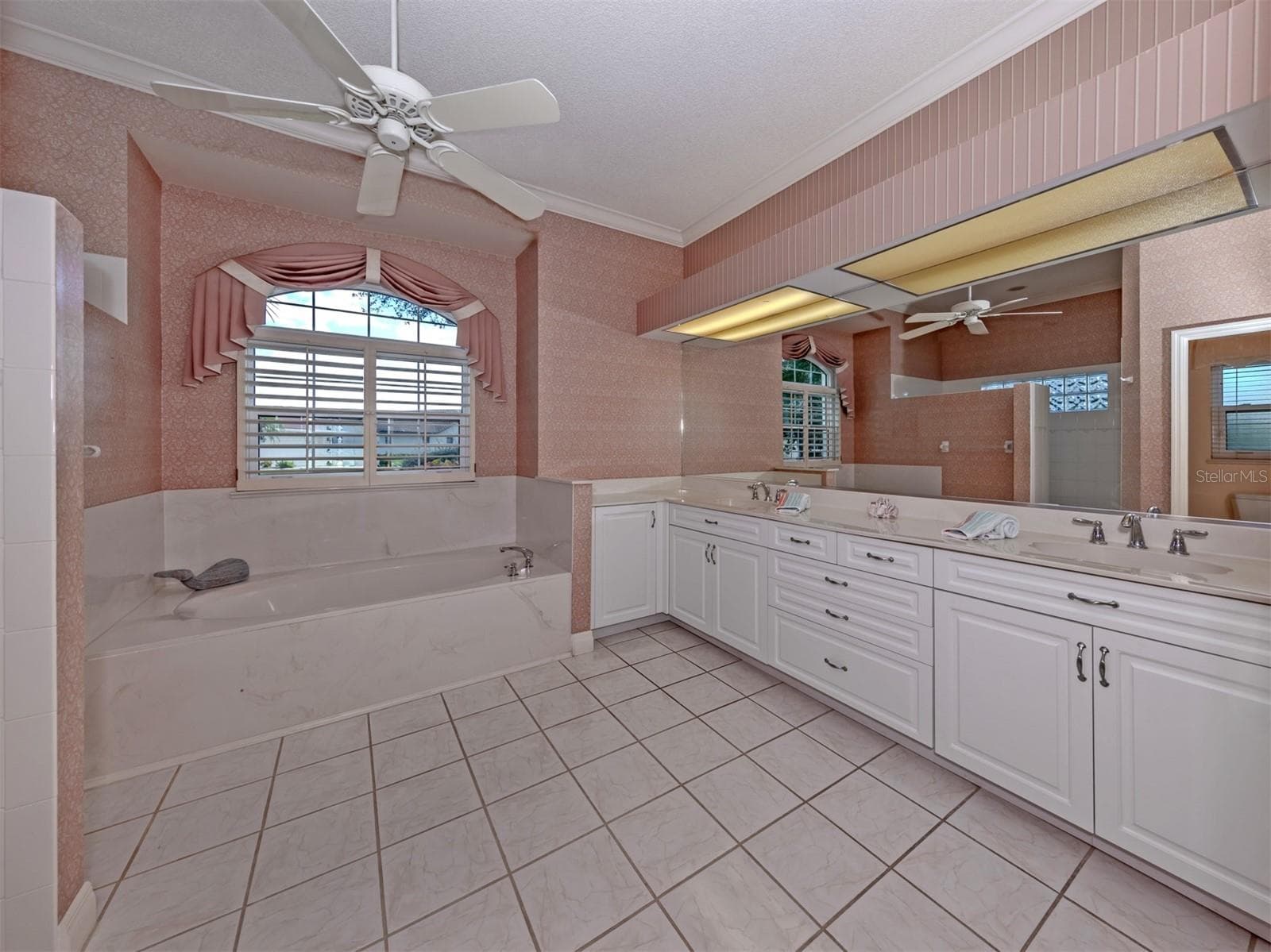 The large primary bath includes garden tub, dual sinks and tall cabinets. - 1725 ARDRY WAY, VENICE