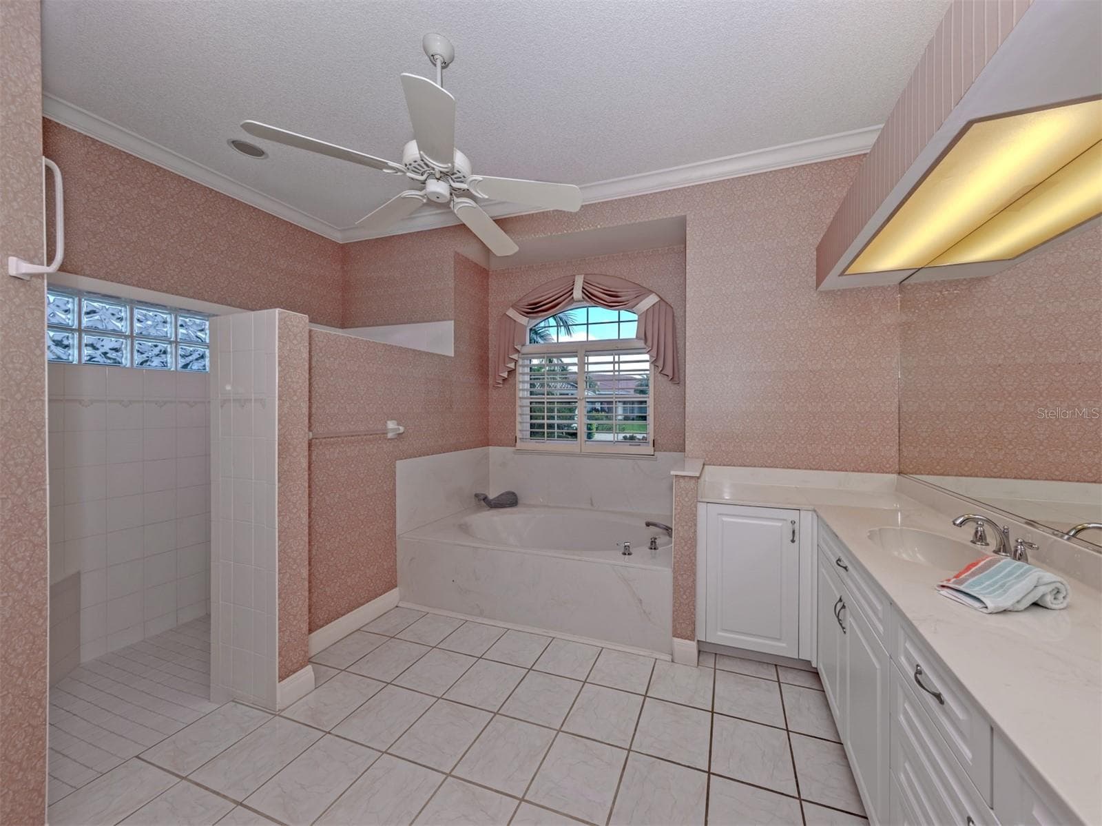 The primary suite includes a walk in shower and private water closet. - 1725 ARDRY WAY, VENICE