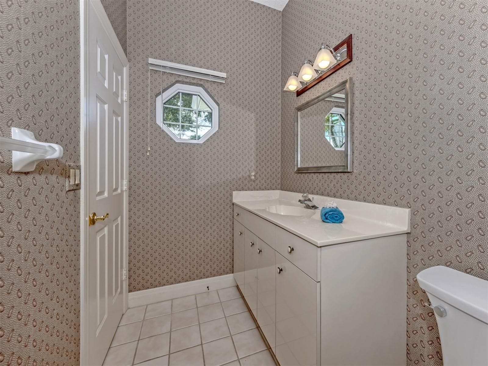 The den's half bath is perfect for a private bath - 1725 ARDRY WAY, VENICE
