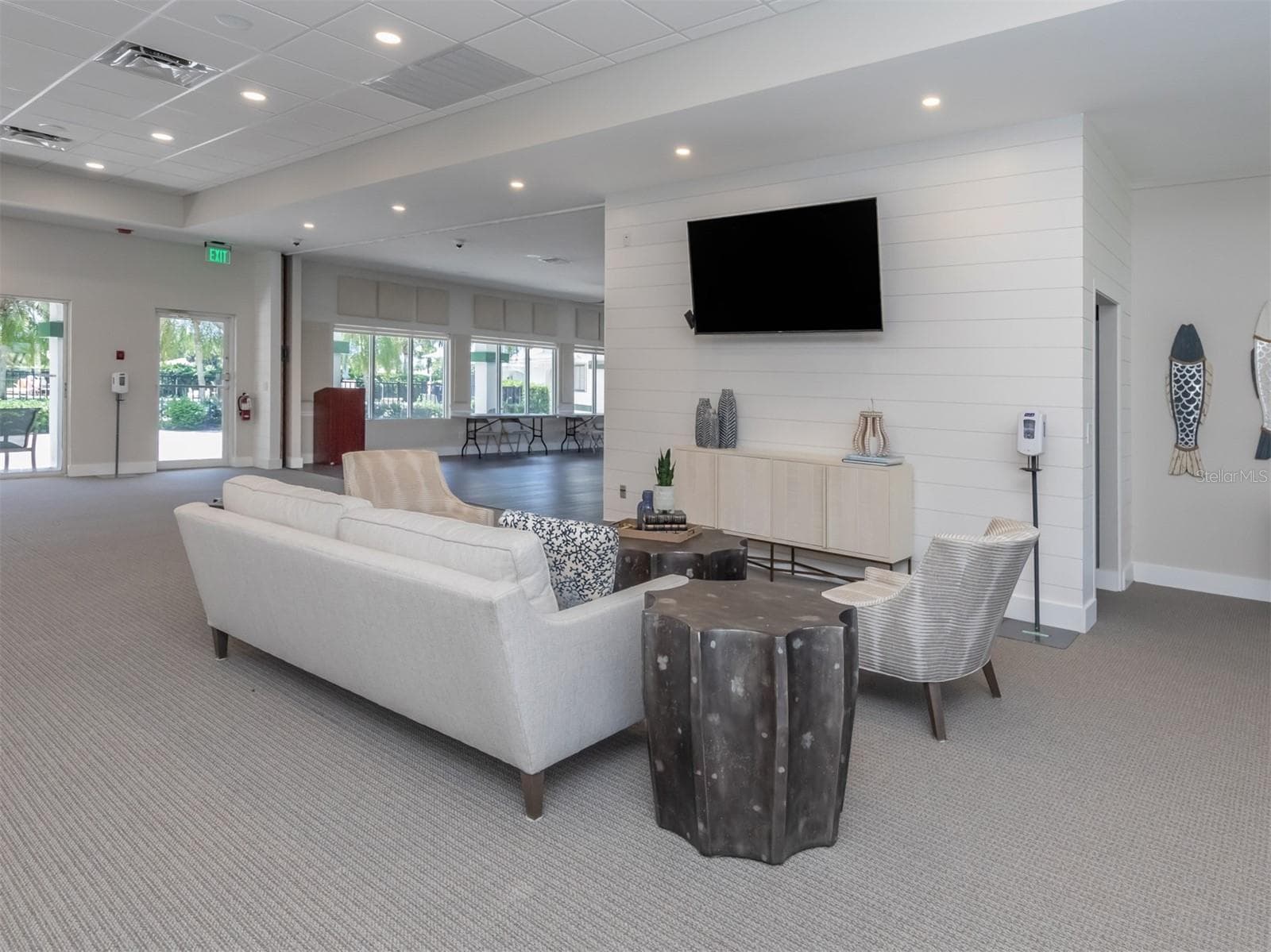 Meet up with friends in this beautiful club - 1725 ARDRY WAY, VENICE