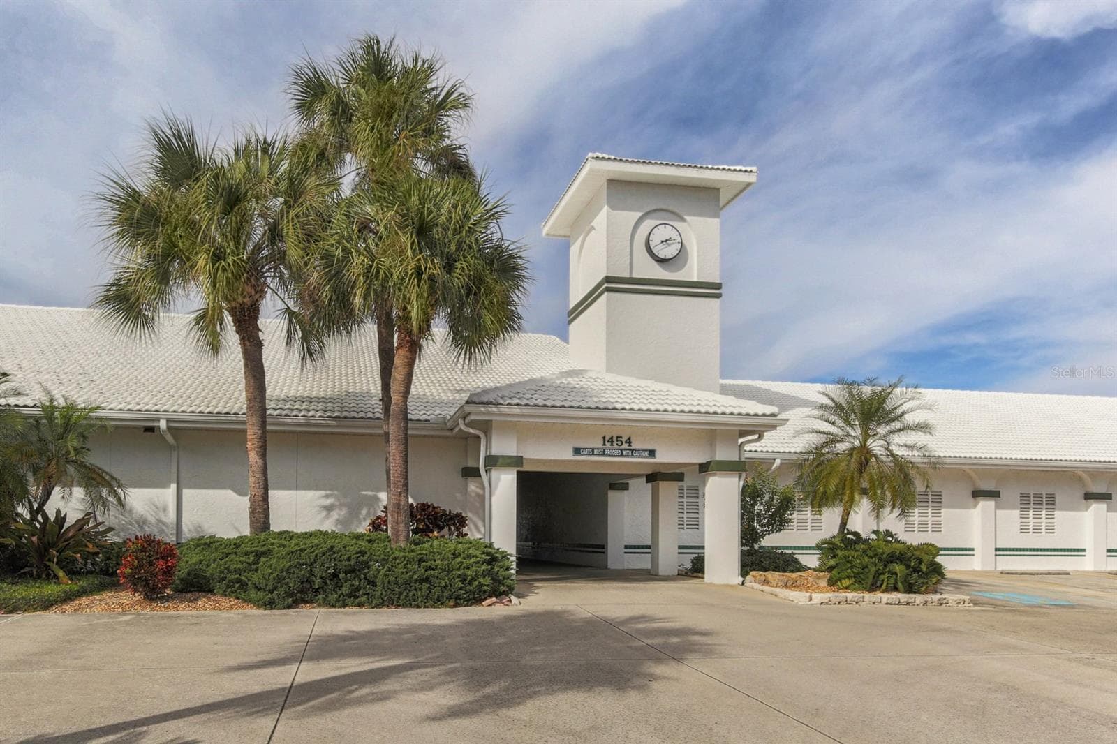 The Waterford Golf Club is semi-private and memberships are not required - 1725 ARDRY WAY, VENICE