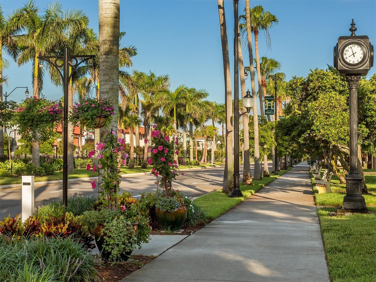 Downtown Venice is such a wonderful town to stroll and enjoy the shops and restaurants - 1725 ARDRY WAY, VENICE