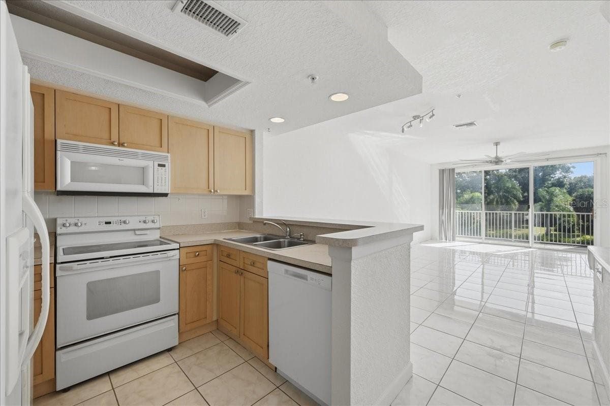 Townhouse at 116 BRENT CIR, OLDSMAR, photo 9 of 36