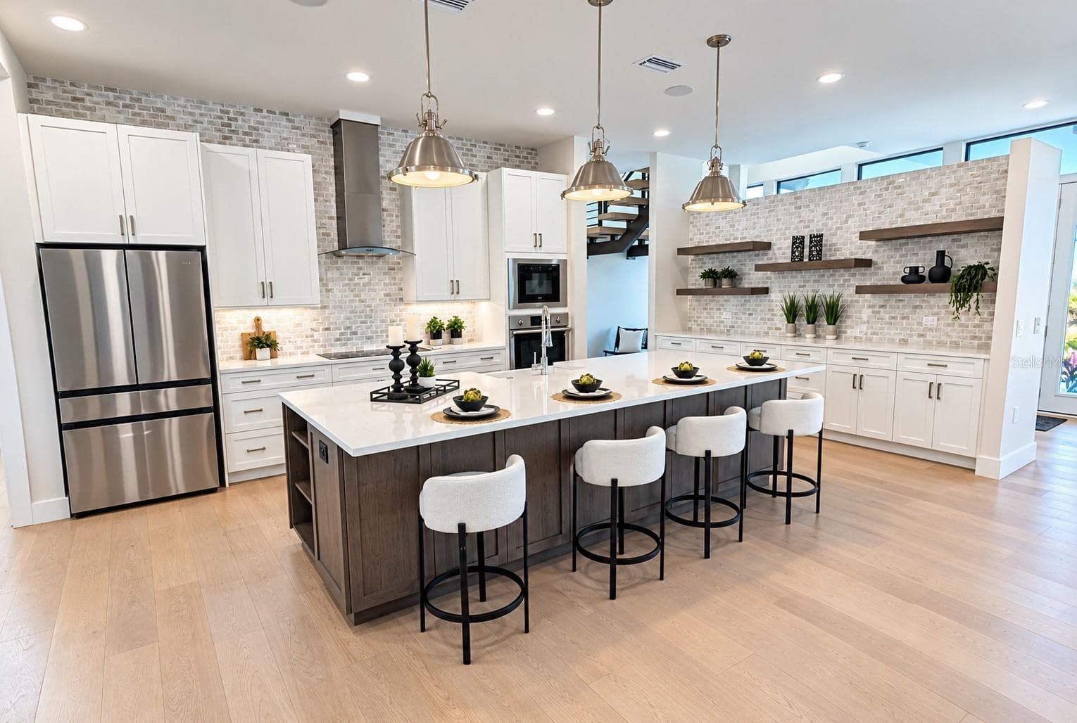 Designer created kitchen with lots of counter space and storage - 2110 MICHELE DR, SARASOTA