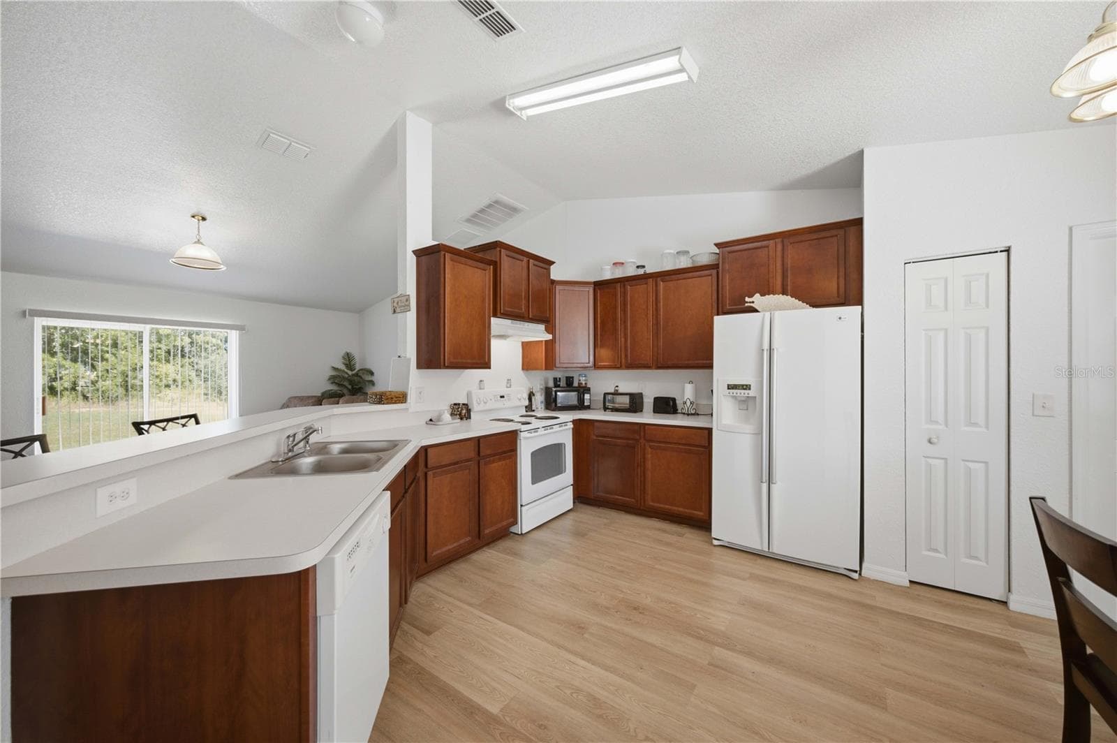 Single Family Residence at 8 OAK RUN CT, OCALA, photo 4 of 26