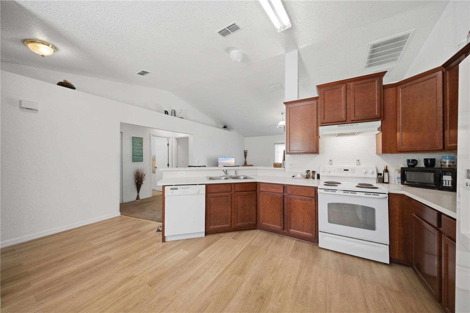 Single Family Residence at 8 OAK RUN CT, OCALA, photo 6 of 26