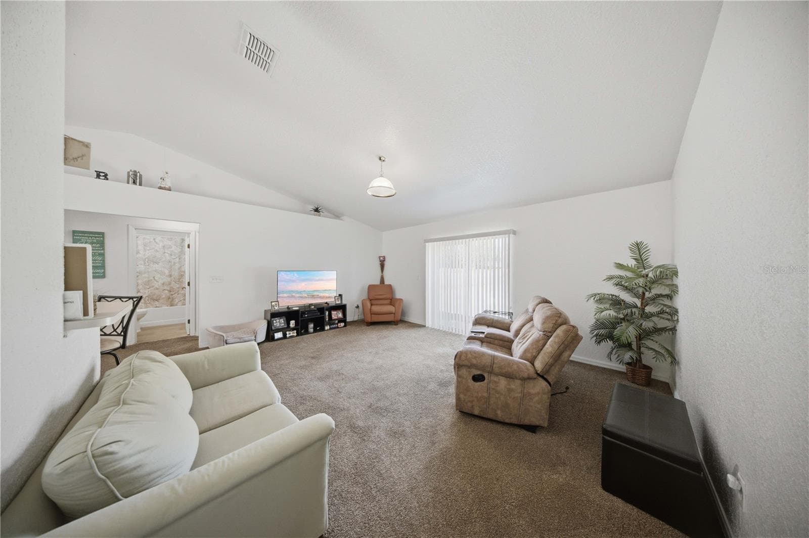 Single Family Residence at 8 OAK RUN CT, OCALA, photo 9 of 26