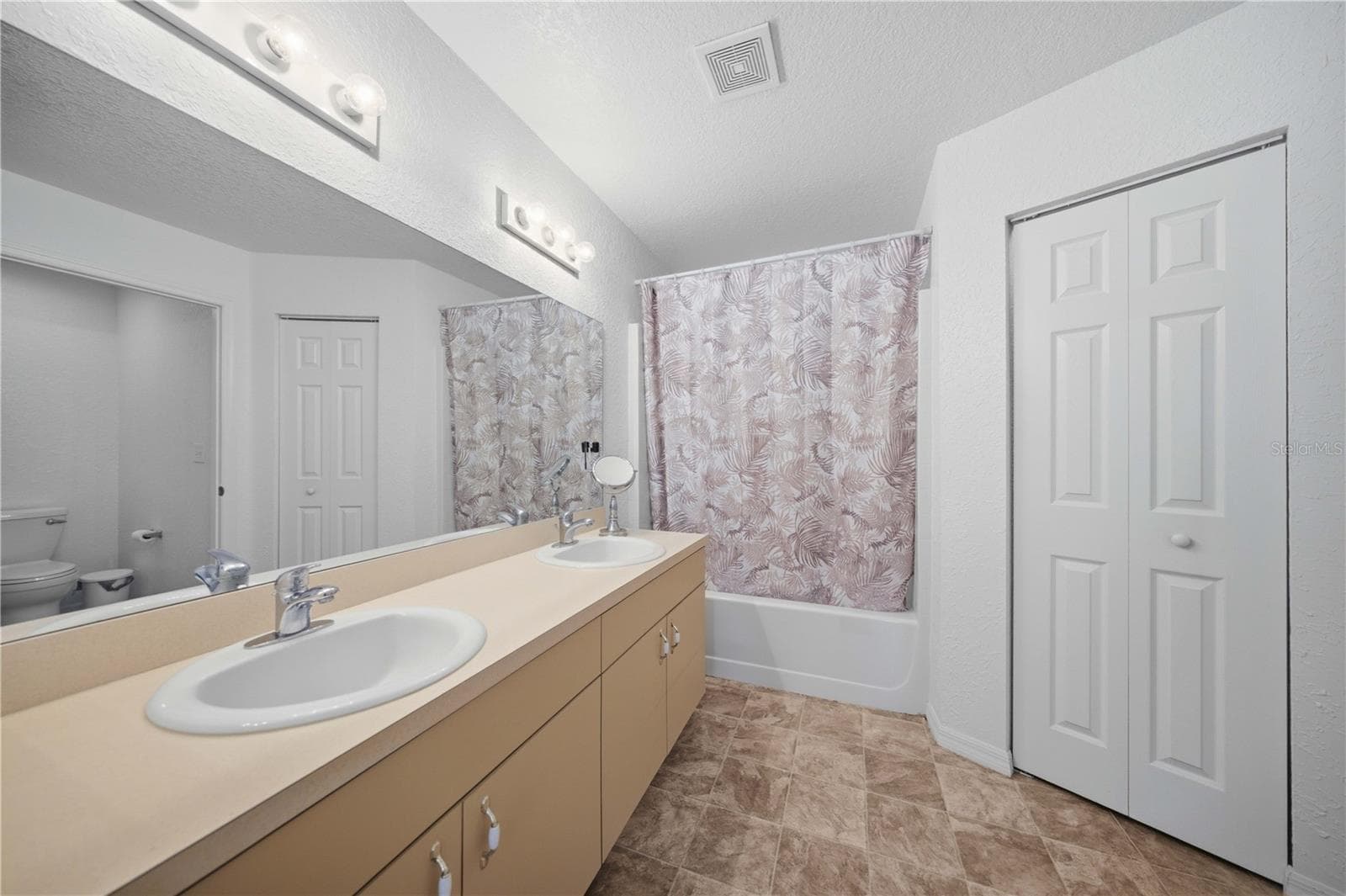 Single Family Residence at 8 OAK RUN CT, OCALA, photo 12 of 26