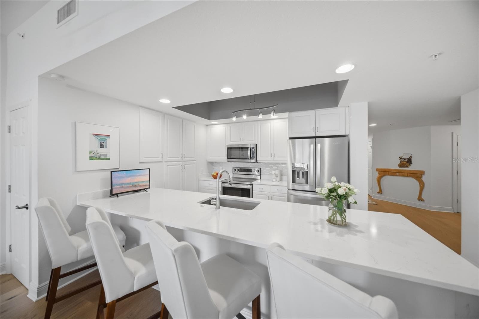 Ample quartz counters - 800 N TAMIAMI TRL #201, SARASOTA