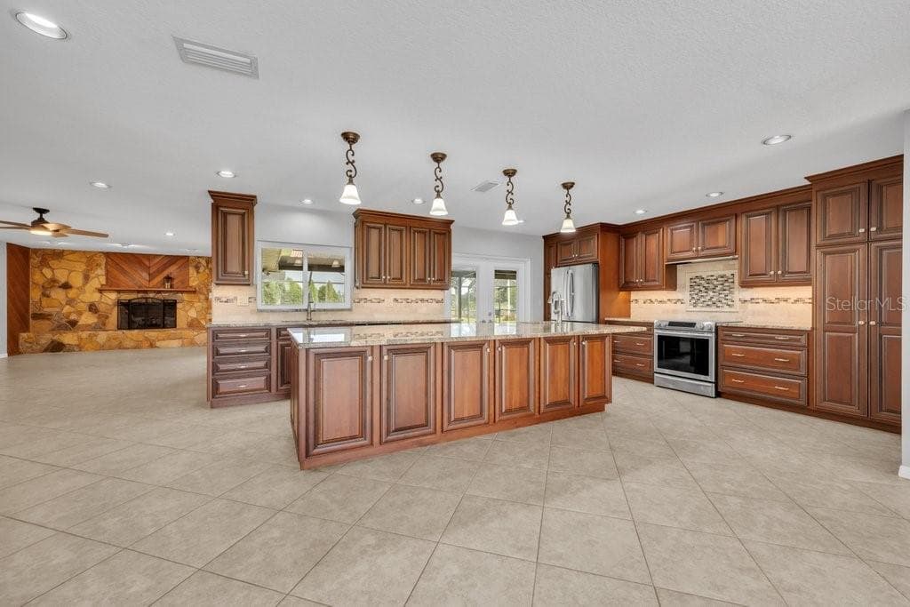Beautiful kitchen with island - 5710 WO GRIFFIN RD, PLANT CITY