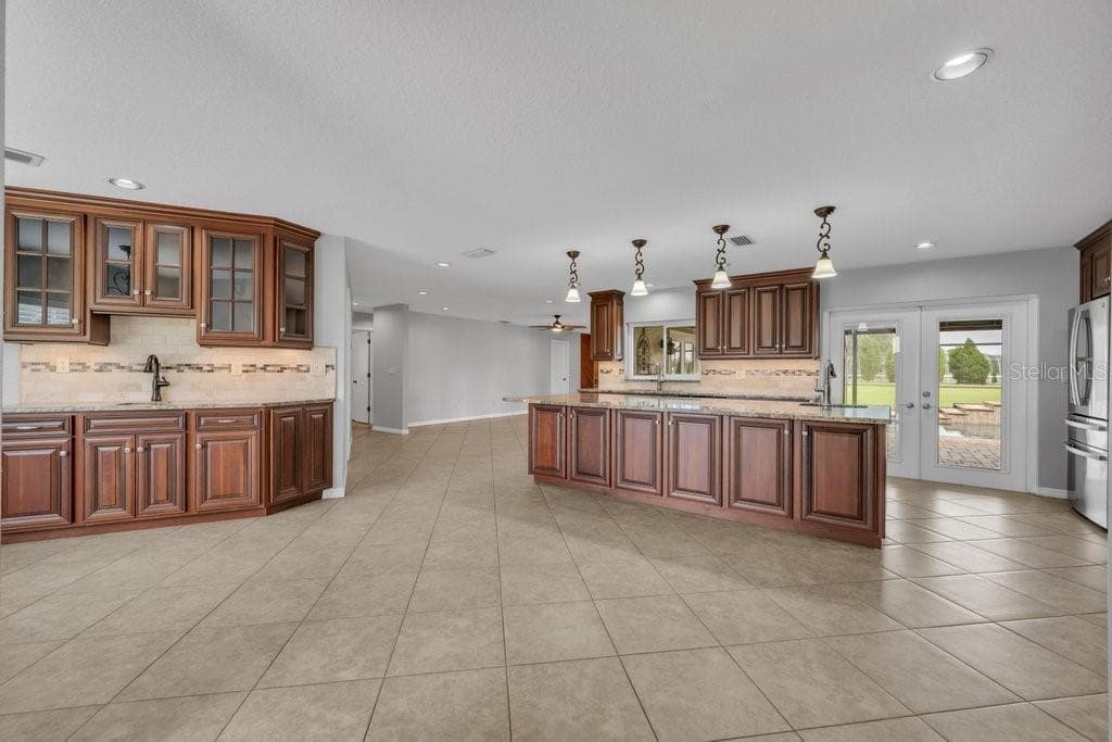 Wet bar in dining area - 5710 WO GRIFFIN RD, PLANT CITY