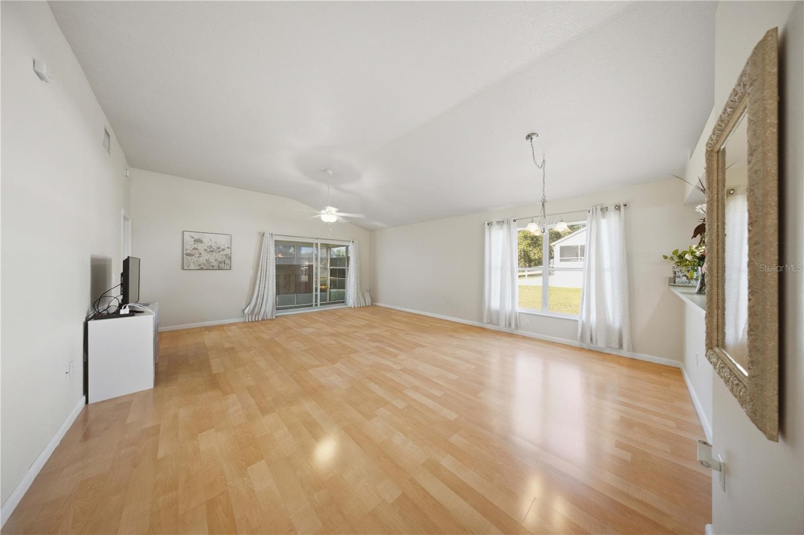 Single Family Residence at 638 W BARRYMORE DR, BEVERLY HILLS, photo 2 of 19