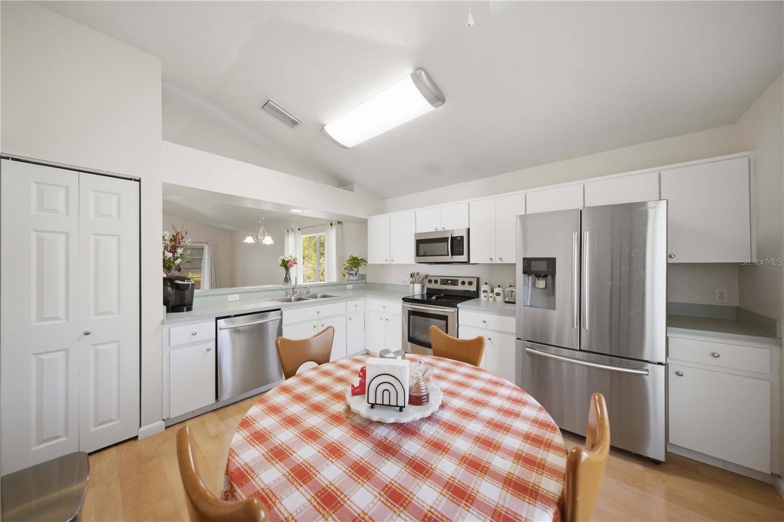Single Family Residence at 638 W BARRYMORE DR, BEVERLY HILLS, photo 6 of 19
