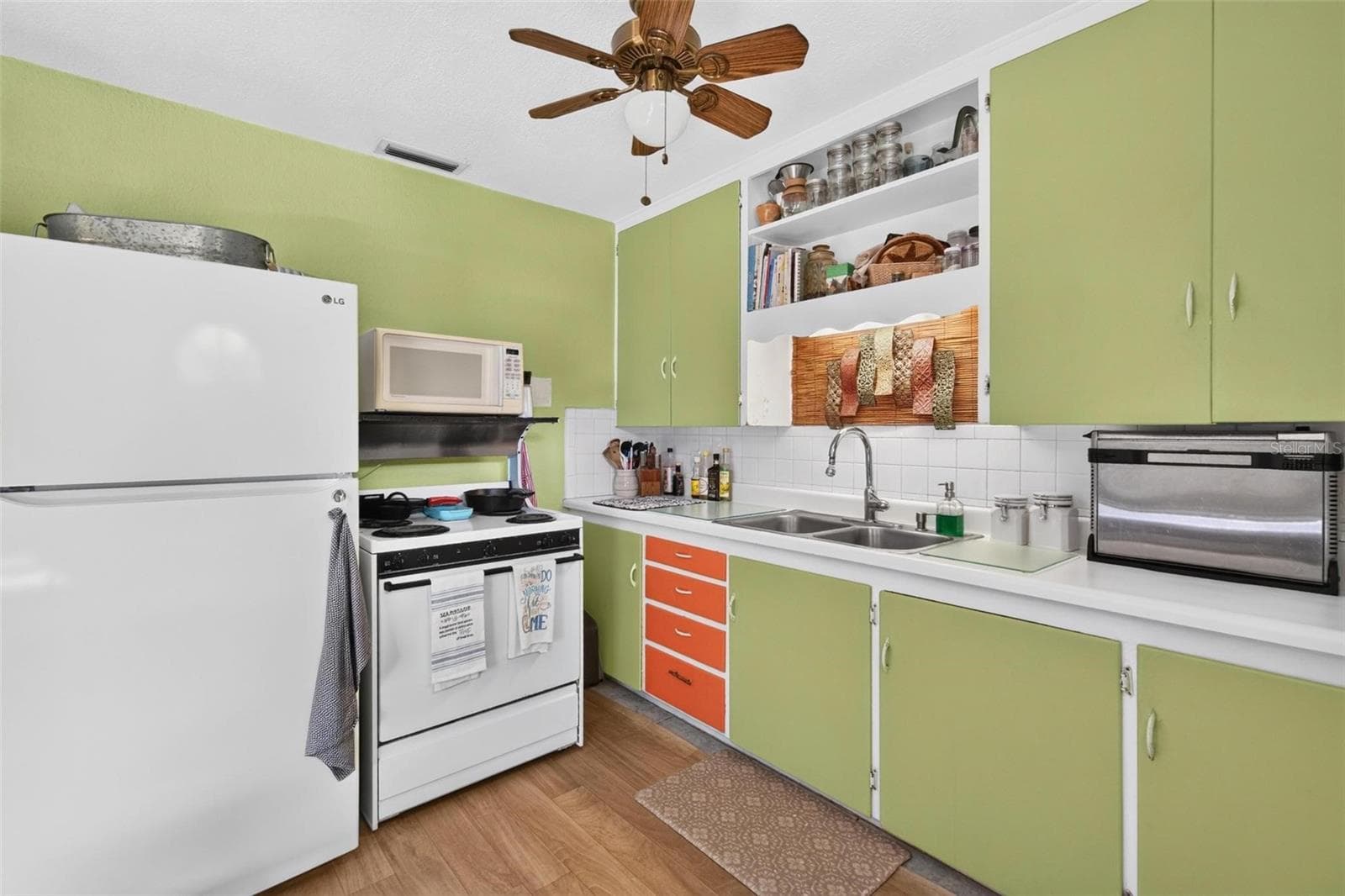 Single Family Residence at 3641 QUEEN ST N, ST PETERSBURG, photo 7 of 23
