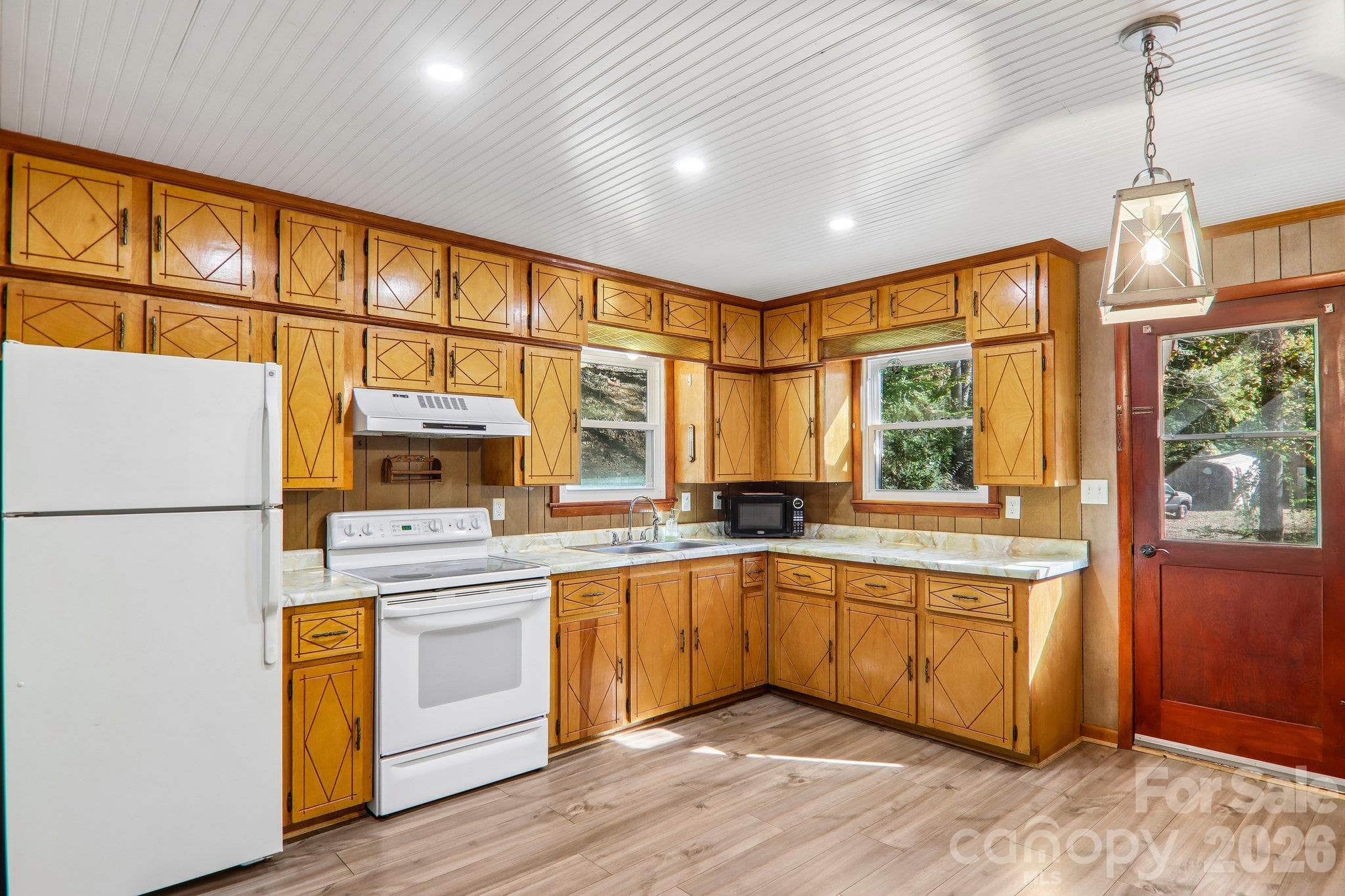 Large vintage kitchen in wonderful condition - 32 Viola Lane, Swannanoa