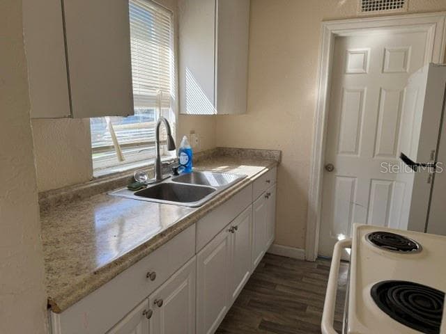 Single Family Residence at 1721 GRANVILLE CT S, ST PETERSBURG, photo 5 of 8