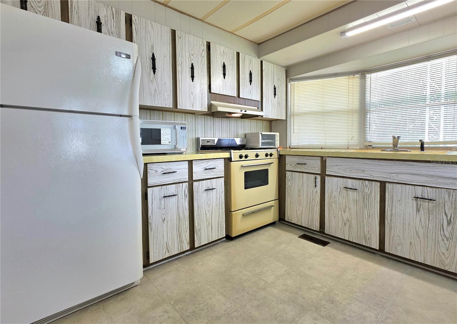 Mobile Home at 5503 BARBARA ST, ZEPHYRHILLS, photo 16 of 56