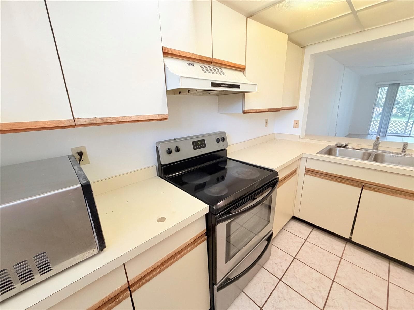 kitchen - 8151 HEATHERWOOD DR #111, SEMINOLE