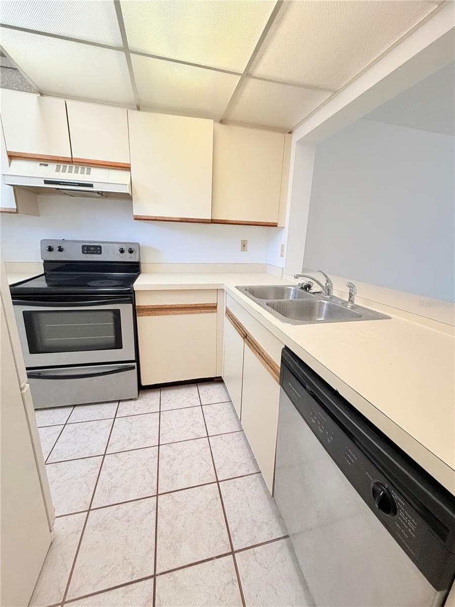 kitchen - 8151 HEATHERWOOD DR #111, SEMINOLE