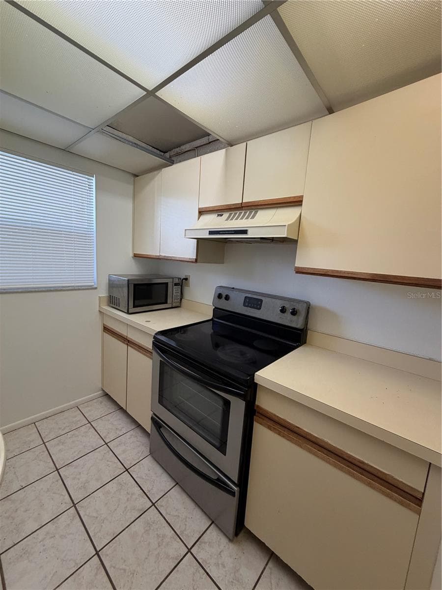 kitchen - 8151 HEATHERWOOD DR #111, SEMINOLE