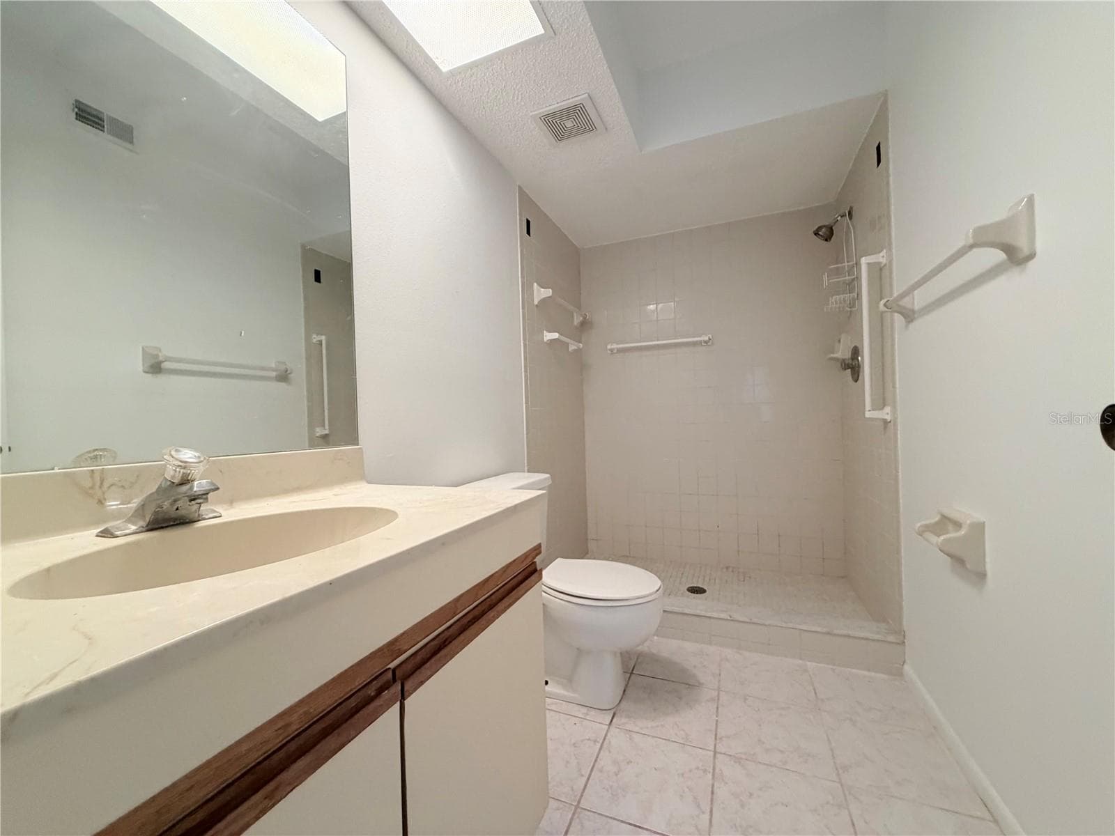Master bathroom w/ shower - 8151 HEATHERWOOD DR #111, SEMINOLE